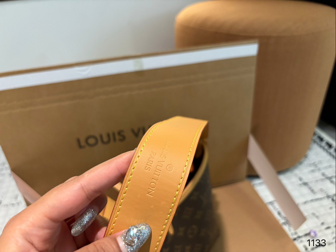 P190P180P170 路易威登Lv Carryall新款通勤包颜值实用 #路易威登Lv #路易威登#Iv #路易威登louisvuitton#路易威登carryall #Carryall |v7月新款，可斜挎、单肩。容量保证，敞口磁铁吸内扣取放平板小电脑非常方便，设计比neverfull小巧、肩带够宽不那么勒;比graceful俏皮，上身完全;是驴家通勤包款颜值担当@ 尺寸 大号38中号30 小号23