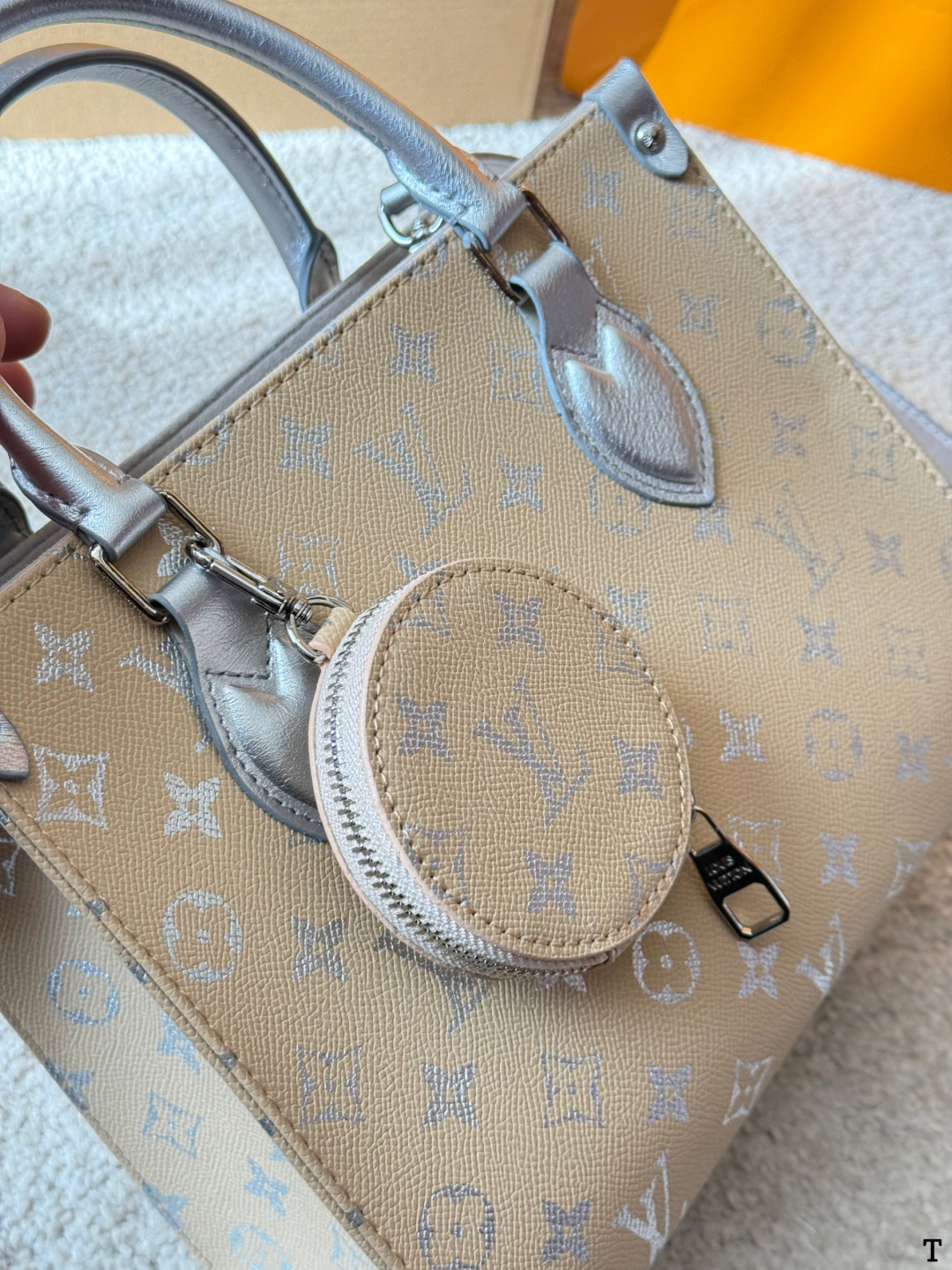 牛皮版本 p150 LV Onthego 丛林包 折叠礼盒 原单品质 Lv A/B面喷绘 onthego妈咪袋 性价比之王这是一款超赞的包型，灵感来自于恶搞Lv的街头品牌，曾经的曾经，Louis Vll litton永远不会走下神坛，1:1品质 非常值得入的一季，超大购物袋，不容易变形 而且大Logo的设计超级好看。除了手拎以外，还非常贴心的加了中长的肩挎的肩带，可以说是非常赞了，对花品质 秒杀市场一切低端货 上身真的很有气质！尺寸25cm