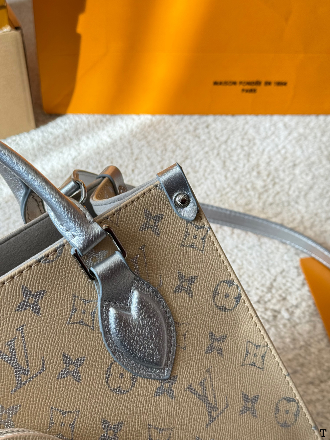 牛皮版本 p150 LV Onthego 丛林包 折叠礼盒 原单品质 Lv A/B面喷绘 onthego妈咪袋 性价比之王这是一款超赞的包型，灵感来自于恶搞Lv的街头品牌，曾经的曾经，Louis Vll litton永远不会走下神坛，1:1品质 非常值得入的一季，超大购物袋，不容易变形 而且大Logo的设计超级好看。除了手拎以外，还非常贴心的加了中长的肩挎的肩带，可以说是非常赞了，对花品质 秒杀市场一切低端货 上身真的很有气质！尺寸25cm