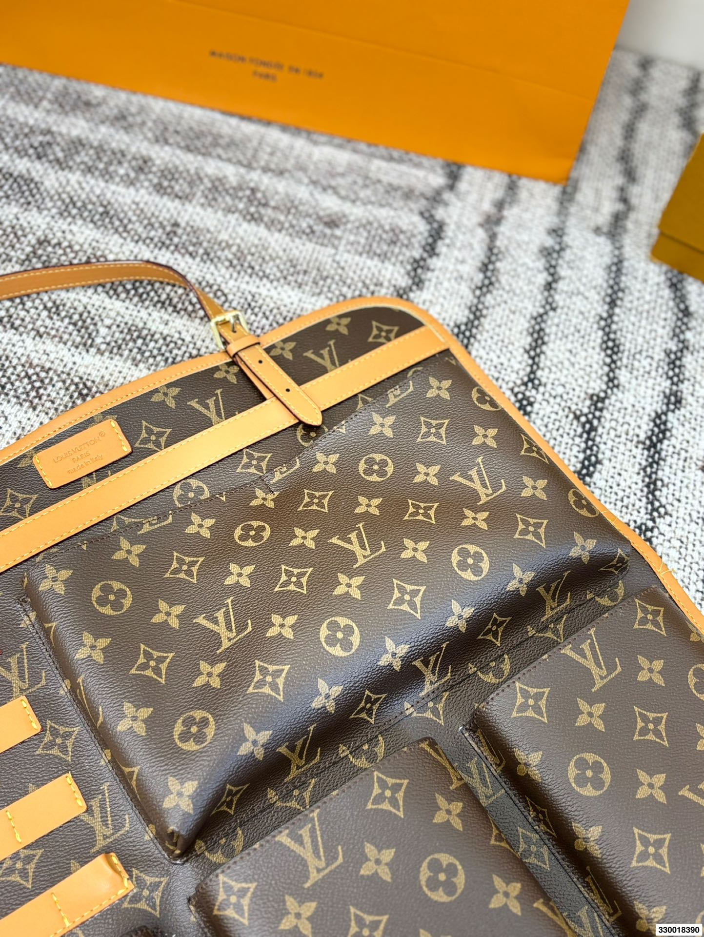 p150 尺寸46&times;59折叠盒飞机盒 Lv 收纳袋 非常具有设计感 简约又精致，细节满满