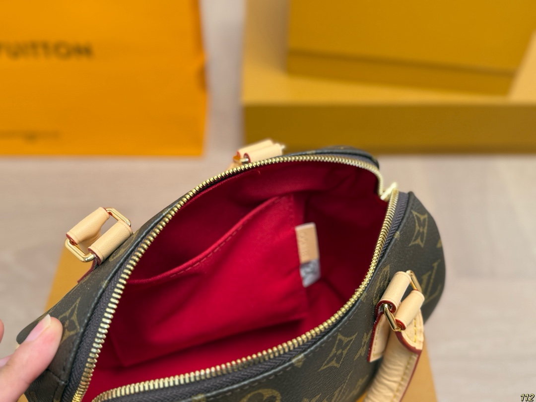 原版复刻&yen;215飞机盒 升级版全钢五金 专柜同步163变码芯片 L家 speedy20 超喜欢这个size！ 平时无论什么衣服 不用犹豫！ 随便搭！搜索🔍 Lv speed20 尺寸：20 14