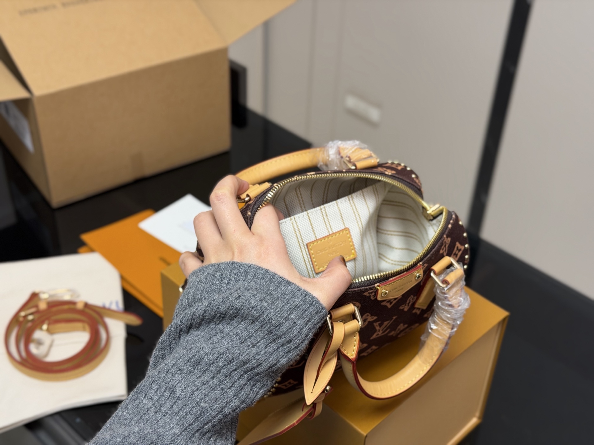 &yen;225 配折叠盒飞机盒 LV铆钉枕头包 简单百搭 颜值高 日常出街首选 潮酷时尚女孩必入款 尺寸:20.14cm