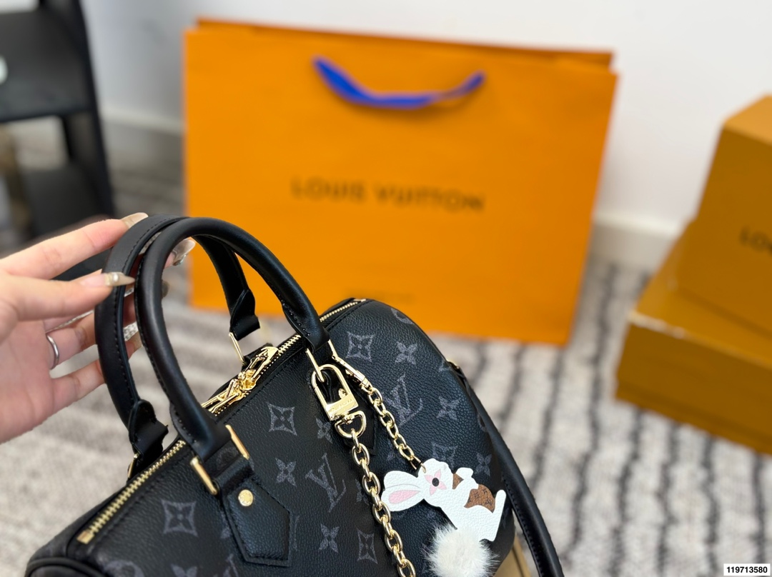 p170 折叠礼盒 芯片版 LV Speedy Soft 25枕头包 手袋以瞩目风姿成就旅途良伴。充裕构型内设拉链口袋，可妥善保管护照和其他重要物品。名牌诉说工致细节，Toron手柄再添新颖一笔 尺寸25.20