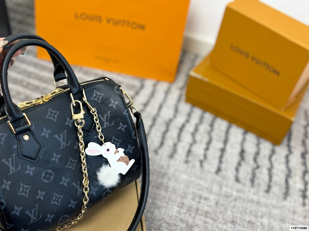 p170 折叠礼盒 芯片版 LV Speedy Soft 25枕头包 手袋以瞩目风姿成就旅途良伴。充裕构型内设拉链口袋，可妥善保管护照和其他重要物品。名牌诉说工致细节，Toron手柄再添新颖一笔 尺寸25.20