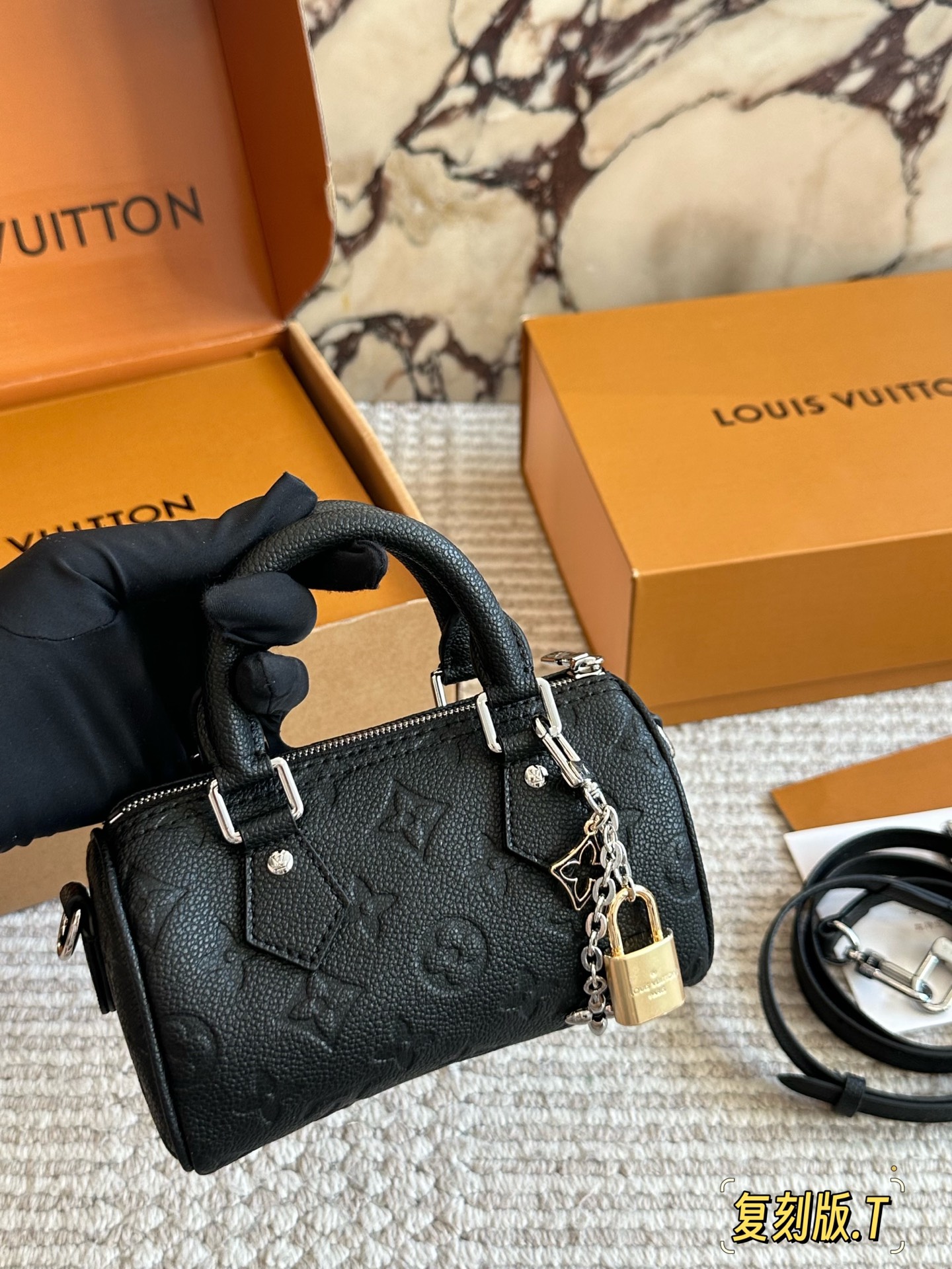 💰170 配盒 size：16*10cm（迷你） L家 Speedy Nano 一起感受nano的快乐~ 拎一个小包包真的爱了爱了~ 搜索🔍：Lv nano