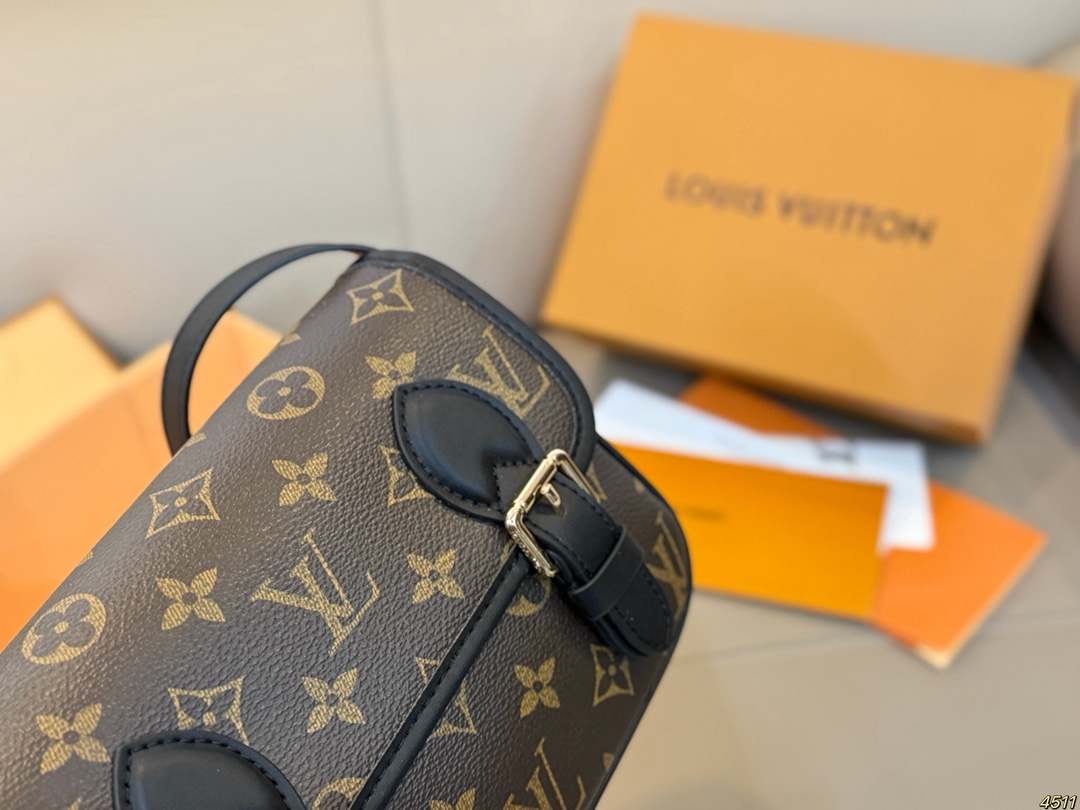 ¥110折叠盒芯片版 Satchel小邮差包 LV新款邮差包 日常休闲搭配的理想选择~ 实用又百搭,大大的空间 非常适合放随身物品~ 面料耐磨耐刮蹭~ 尺寸19 14