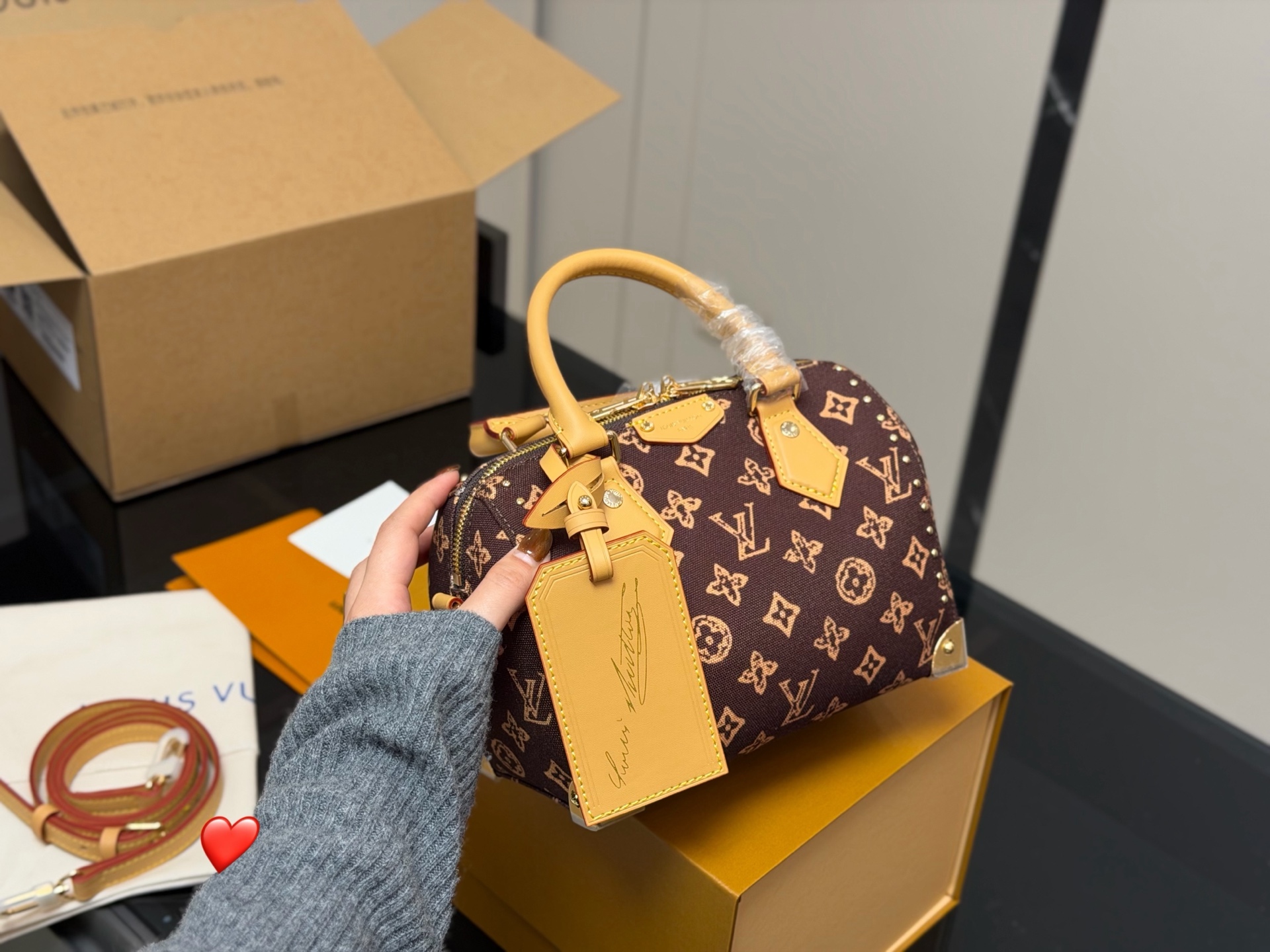 &yen;225 配折叠盒飞机盒 LV铆钉枕头包 简单百搭 颜值高 日常出街首选 潮酷时尚女孩必入款 尺寸:20.14cm