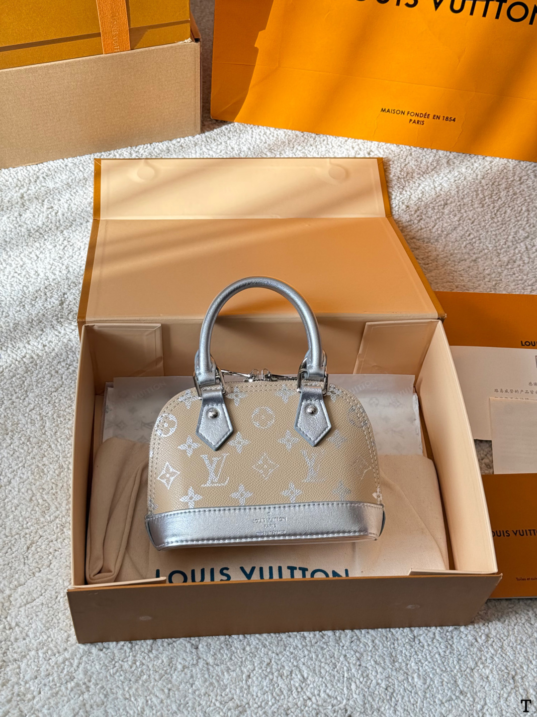 牛皮版本 p150/125 Lv 路易威登 ｜alma bb印花牛皮贝壳包 原版高品质 包包这款Retiro 手袋以标志性的老花面料制成 经典永恒。优雅低调的外形设计和宽敞的包身更加入了实用性。使用说明：-变色牛皮饰边，闪亮的纯钢金色五金配件- 可调节肩带，配有树糕皮的肩垫，拉链闭合。- 超细纤维内衬 尺寸 24 18cm 16 12cm