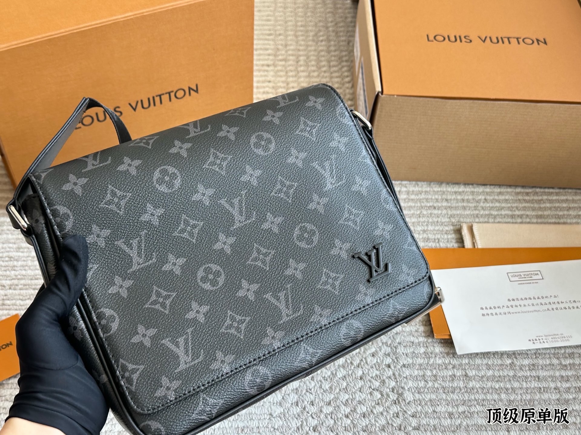 复刻版 牛皮 p200 Lv District 单肩包 #每秒都值得记录 DISTRICT 单肩包 M44000 尺寸：25*22*7cm 经典翻盖邮差包，轻便容量大又采用着经典黑花，虽然没有出众的相貌元素，但这反而增加了它的搭配性，百搭款！出街撞包几率相当低，多种背法，无论是日常出街还是上班族都是可以驾驭的一款！