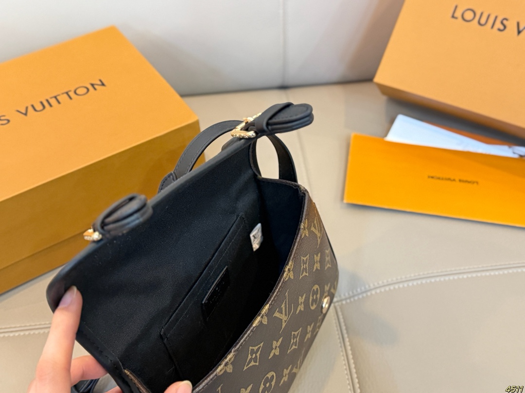 ¥110折叠盒芯片版 Satchel小邮差包 LV新款邮差包 日常休闲搭配的理想选择~ 实用又百搭,大大的空间 非常适合放随身物品~ 面料耐磨耐刮蹭~ 尺寸19 14