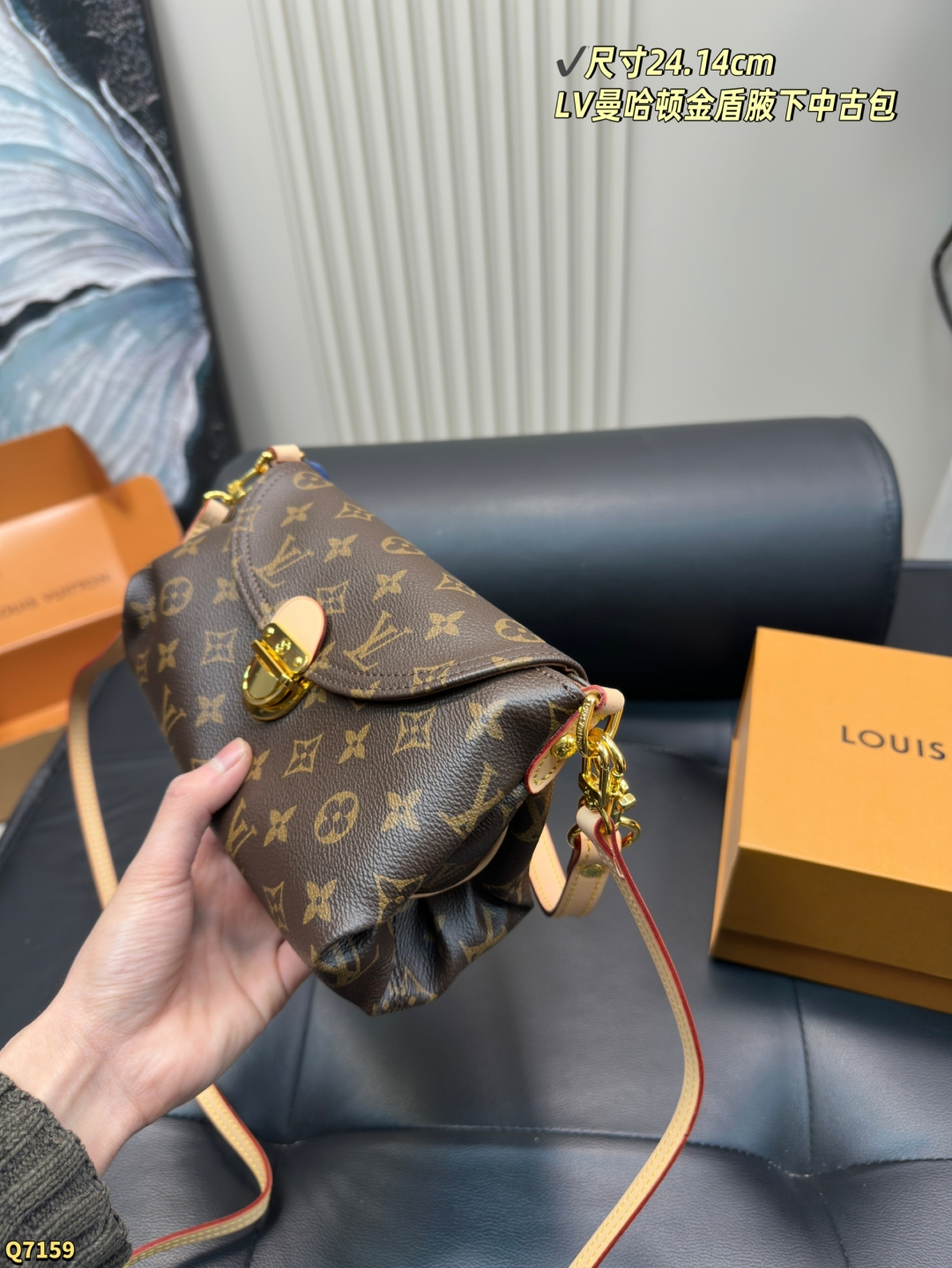 💰155配全套礼盒 尺寸24.14cm LV曼哈顿金盾腋下中古包 大金扣占据了主视觉, 搭配老花凸显质感又相当时髦, 简单随性超适合夏天! 真是绝美的一只vintage !
