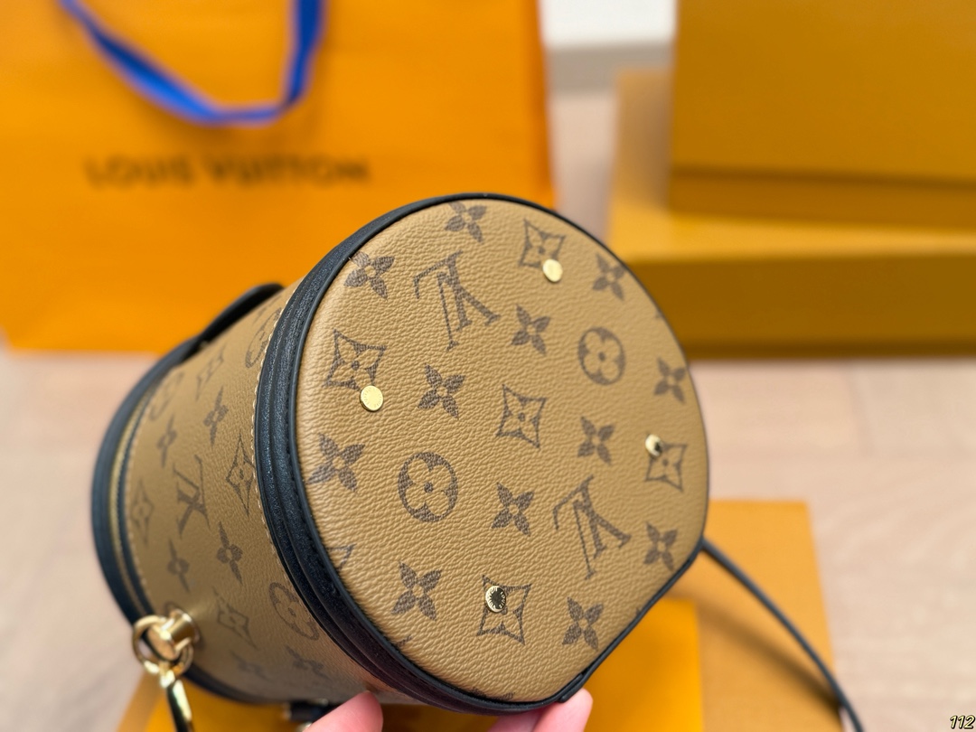 原版复刻&yen;205飞机盒 重金钢五金 专柜同步163变码芯片 LV canne|发家致富第一-步■入个LV发财桶使用率100%的这款LV圆桶 容量真的巨巨巨大++ 手机/粉饼/卡包都塞得下 怪不得总有人说它是&ldquo;饭桶&rdquo;品 包身硬挺耐用可手拎可斜跨自重很轻有特别的拼色设计真不愧是LV近代款中的明星百搭程度好到爆炸教 任何风格都能驾驭尺寸：大号15*14*17cm