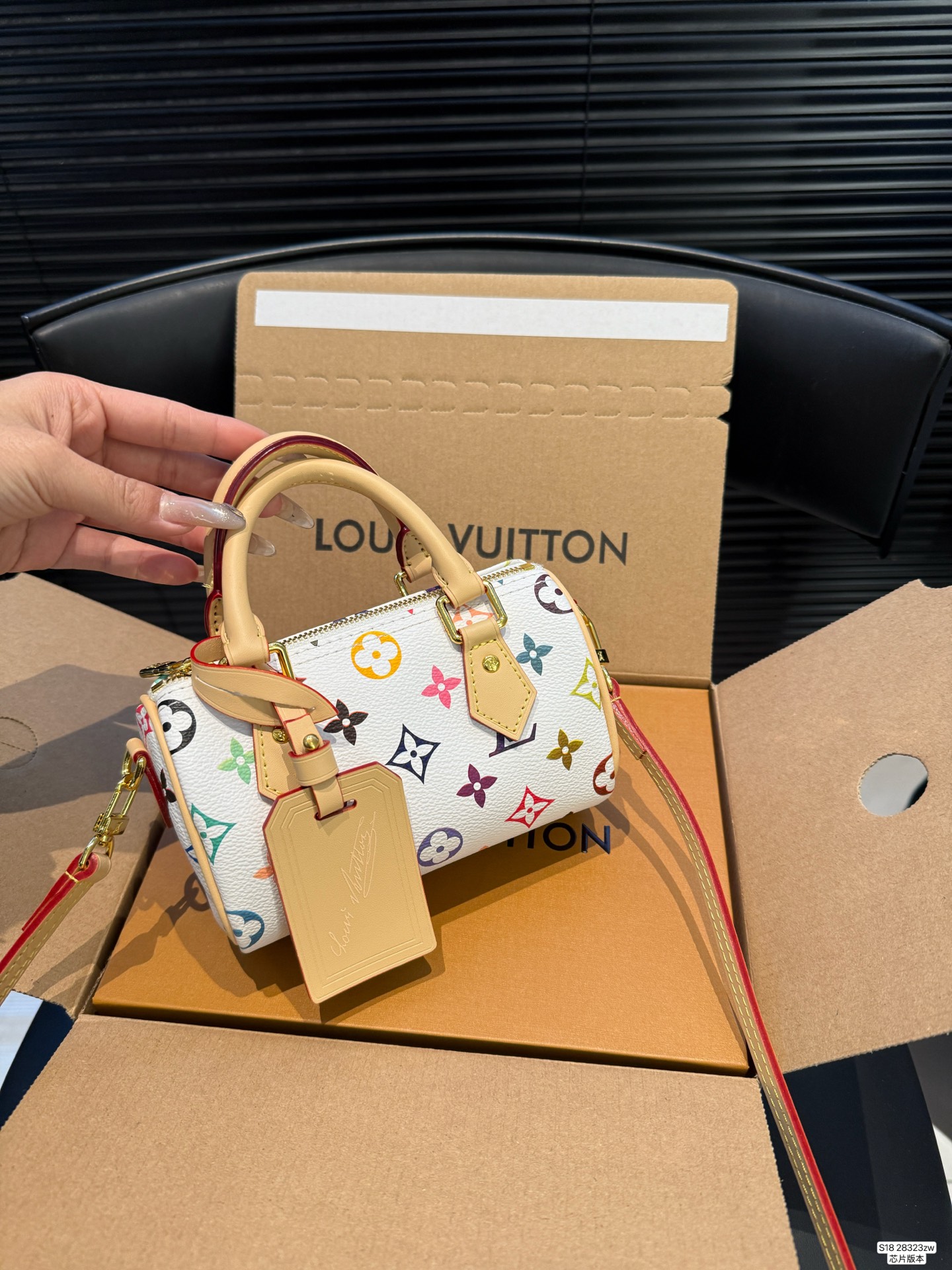 P140 配飞机盒折叠盒 芯片版本 Lv新款枕头包 出货啦 手提单肩斜挎款式 宝宝们抓紧来订哈 版型经典不过时 一直深受洋气美妞们喜欢!尺寸:16 10 货号28323