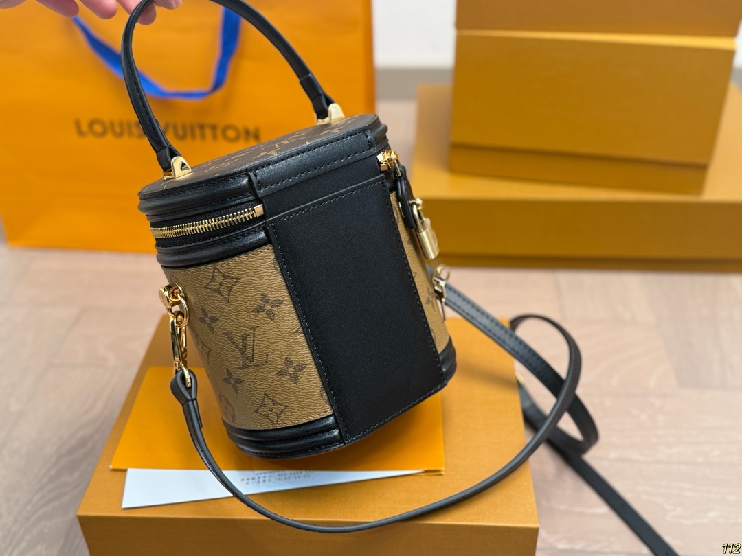 原版复刻&yen;205飞机盒 重金钢五金 专柜同步163变码芯片 LV canne|发家致富第一-步■入个LV发财桶使用率100%的这款LV圆桶 容量真的巨巨巨大++ 手机/粉饼/卡包都塞得下 怪不得总有人说它是&ldquo;饭桶&rdquo;品 包身硬挺耐用可手拎可斜跨自重很轻有特别的拼色设计真不愧是LV近代款中的明星百搭程度好到爆炸教 任何风格都能驾驭尺寸：大号15*14*17cm