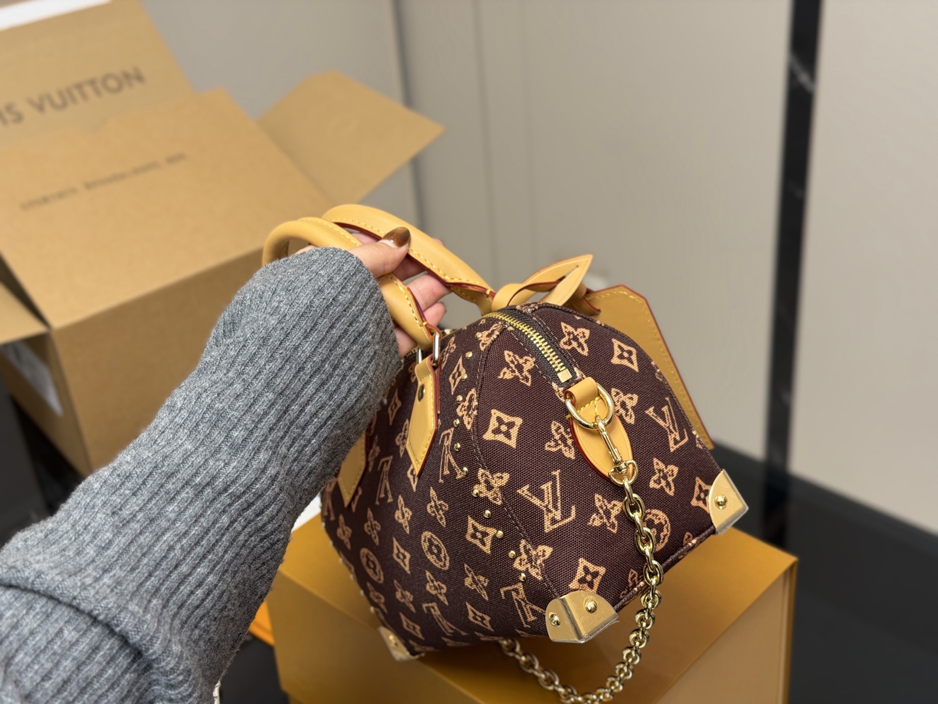 &yen;225 配折叠盒飞机盒 LV铆钉枕头包 简单百搭 颜值高 日常出街首选 潮酷时尚女孩必入款 尺寸:20.14cm