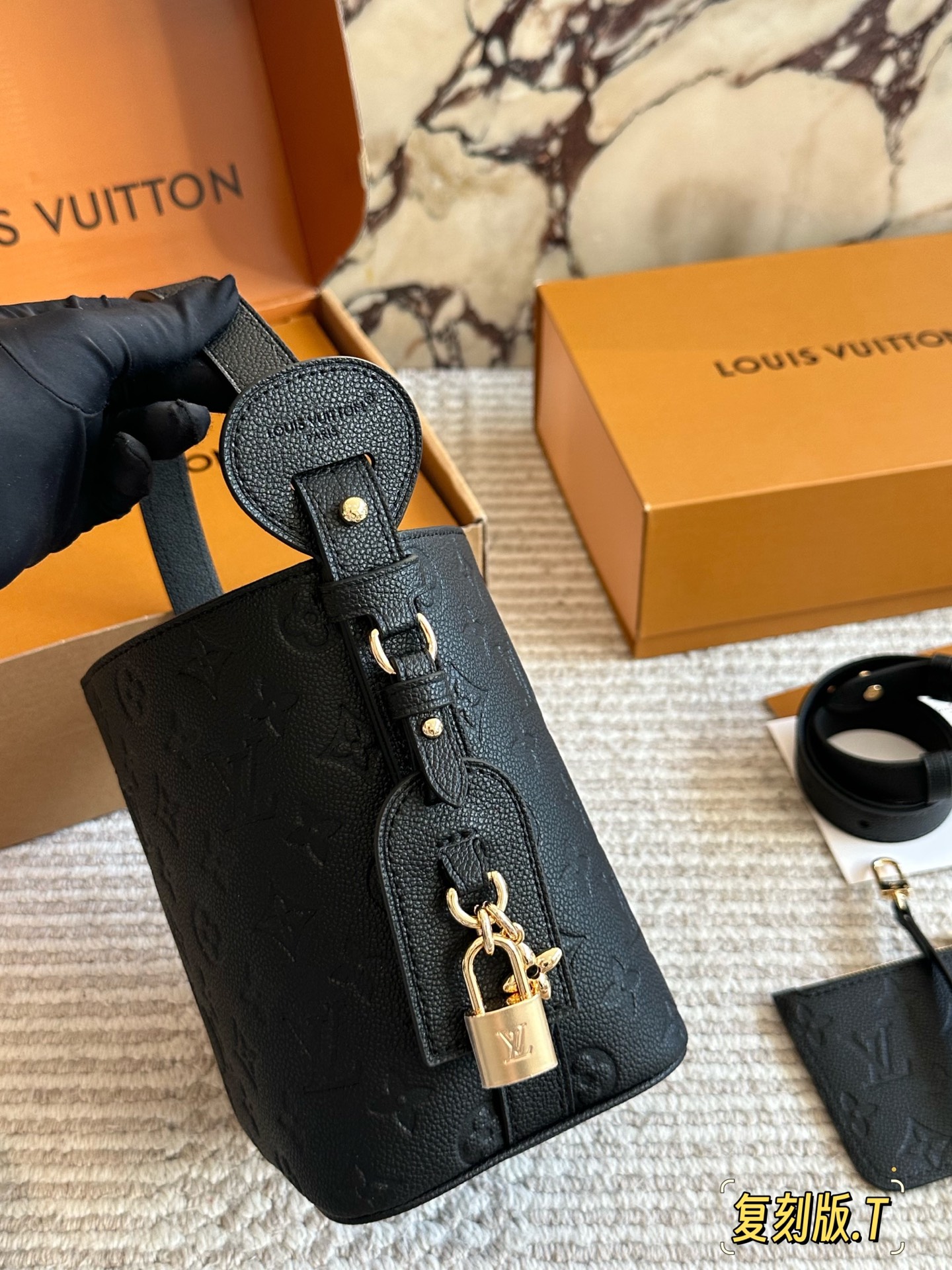 💰210 配盒 size:18*16cm ALL IN BB重磅来袭新色| 这谁看了不迷糊呀! 没想到越看越喜欢 有两幅面孔 L家 AII IN BB25ss 水桶包