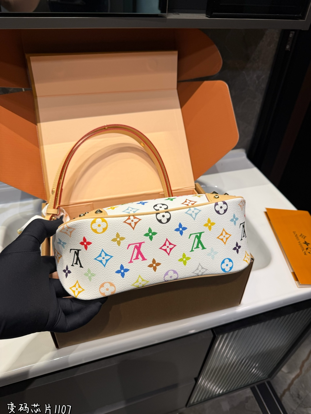 ❤️p185（折叠飞机礼盒）❤️ Lv牛角包 单肩斜挎中古 vintage包包v老花村上隆限定薇薇安女包LV老花限定！ 超美！好多网红潮人都在背 单肩斜挎背这款包看着简单，搭配起来特别有范！被外观真的迷倒尺寸：26*9*15cm