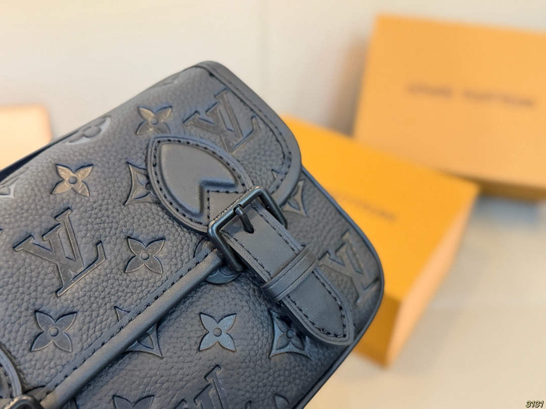 印花&yen;200压花&yen;220芯片版 Satchel小邮差包 LV新款邮差包 日常休闲搭配的理想选择～ 实用又百搭，大大的空间 非常适合放随身物品~ 面料耐磨耐刮蹭~ 尺寸19 14