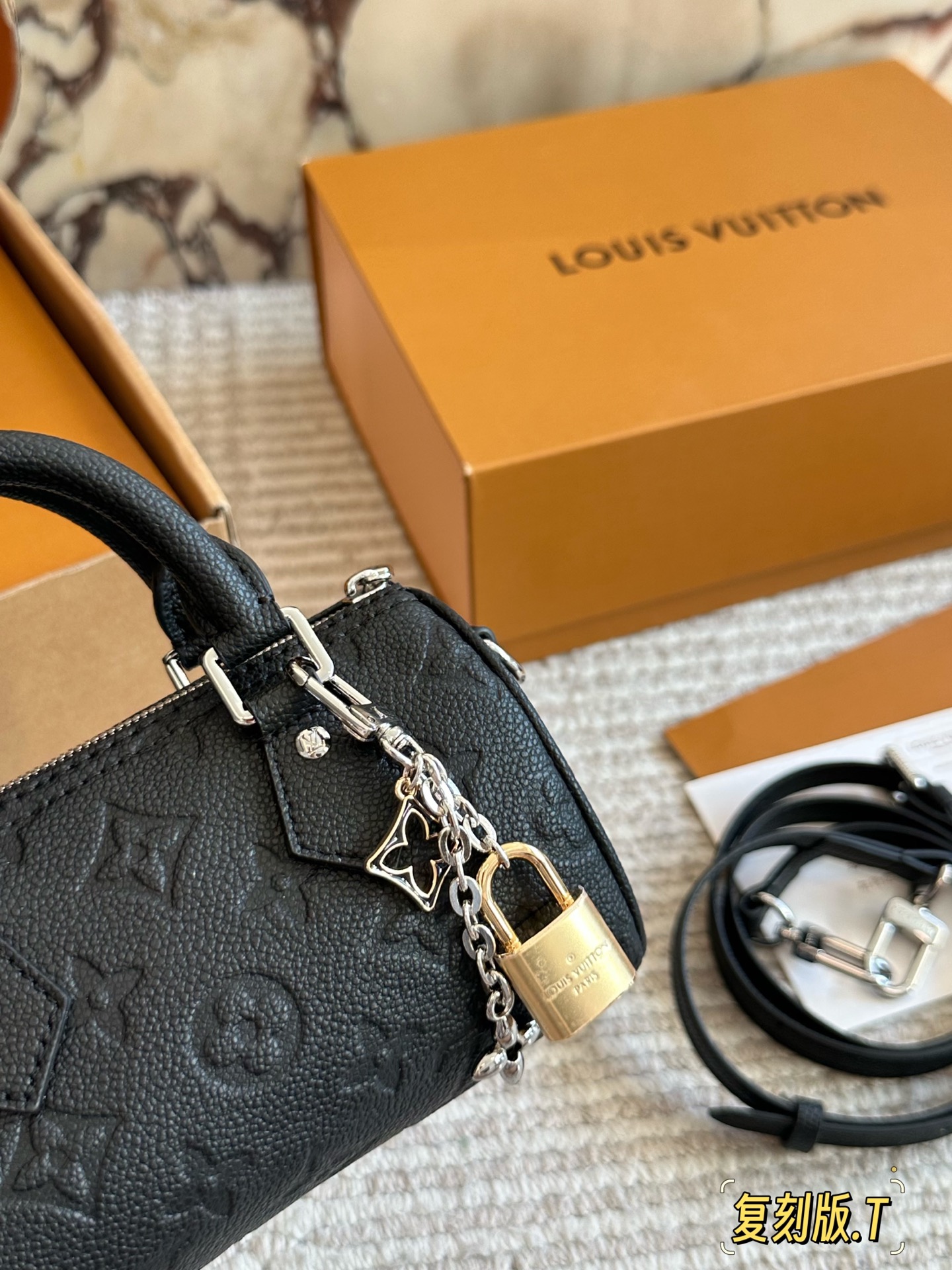 💰170 配盒 size：16*10cm（迷你） L家 Speedy Nano 一起感受nano的快乐~ 拎一个小包包真的爱了爱了~ 搜索🔍：Lv nano