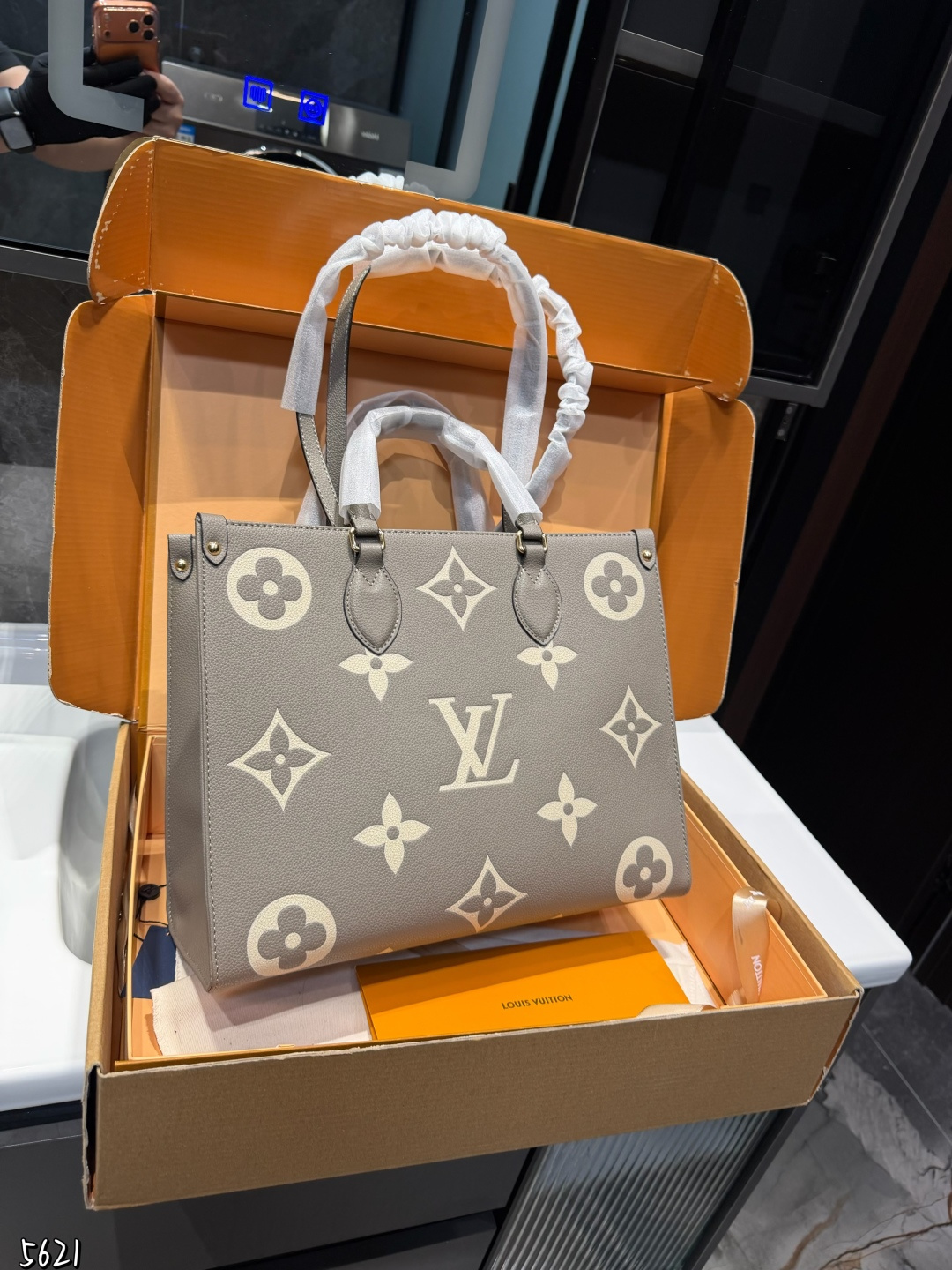 ❤️p195（折叠礼盒）❤️ LV Onthego 35cm 压字 丛林包时尚托特包 大象灰Lv A/B面喷绘 onthego妈咪袋 性价比之王这是一款超赞的包型，灵感来自于恶搞Lv的街头品牌，曾经的曾经，Louis VI litton永远不会走下神坛，非常值得入的一季，超大购物袋，不容易变形 而且大Logo的设计超级好看。除了手拎以外，还非常贴心的加了中长的肩挎的肩带，可以说是非常赞了，秒杀市场一切低端货上身真的很有气质！尺寸35cm