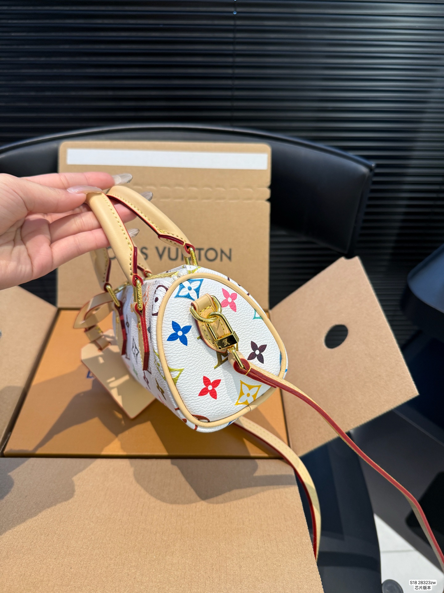 P140 配飞机盒折叠盒 芯片版本 Lv新款枕头包 出货啦 手提单肩斜挎款式 宝宝们抓紧来订哈 版型经典不过时 一直深受洋气美妞们喜欢!尺寸:16 10 货号28323