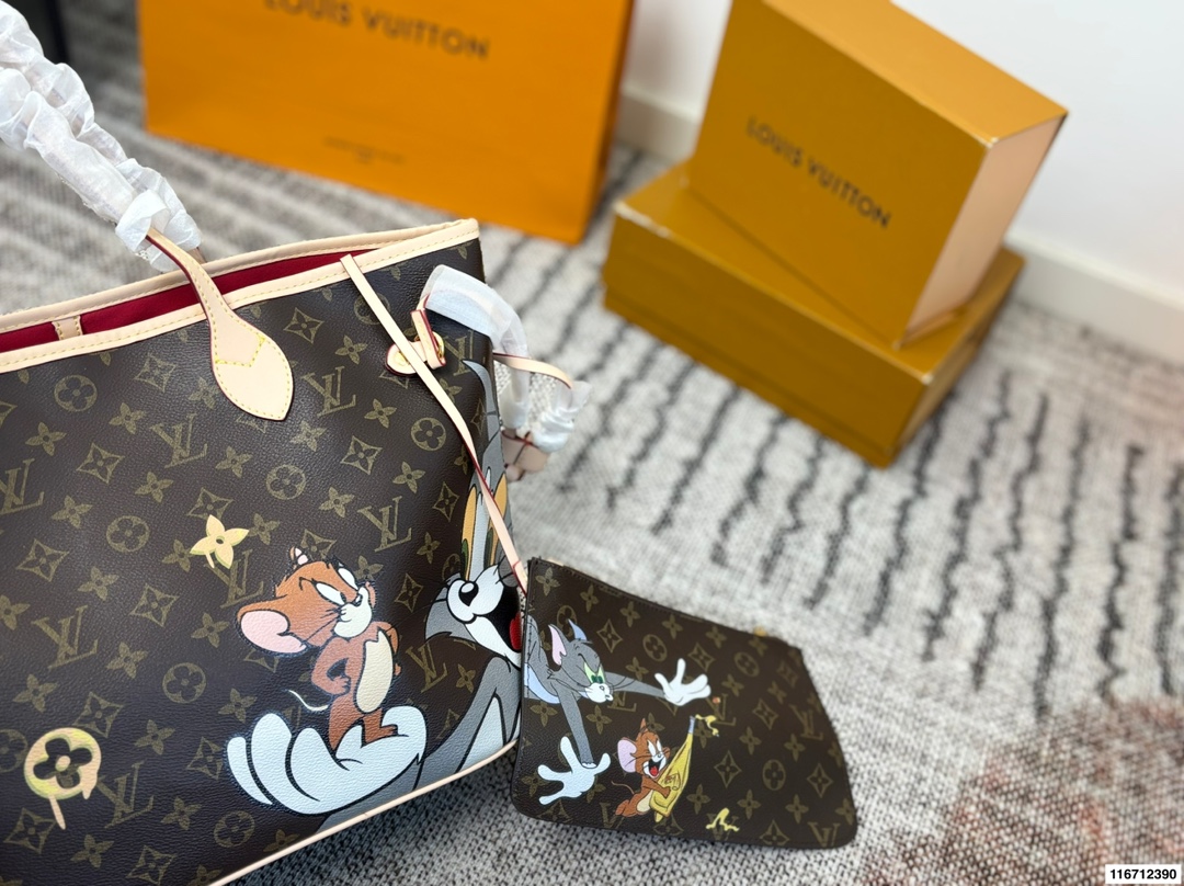 P150(无盒) size:33×29 LV路易威登联名neverfull购物袋🛍️ 包身彩绘超级酷 实在是太爱了 经典包款,简约却不失时尚~ 一包多用,内里容量足💯 时尚大气,万年街拍神器‼️