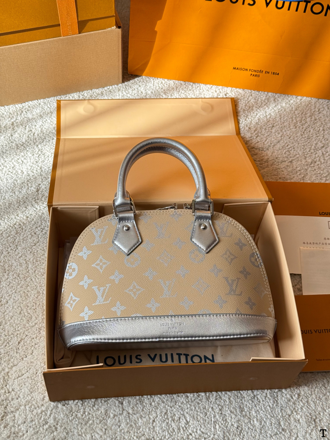 牛皮版本 p150/125 Lv 路易威登 ｜alma bb印花牛皮贝壳包 原版高品质 包包这款Retiro 手袋以标志性的老花面料制成 经典永恒。优雅低调的外形设计和宽敞的包身更加入了实用性。使用说明：-变色牛皮饰边，闪亮的纯钢金色五金配件- 可调节肩带，配有树糕皮的肩垫，拉链闭合。- 超细纤维内衬 尺寸 24 18cm 16 12cm