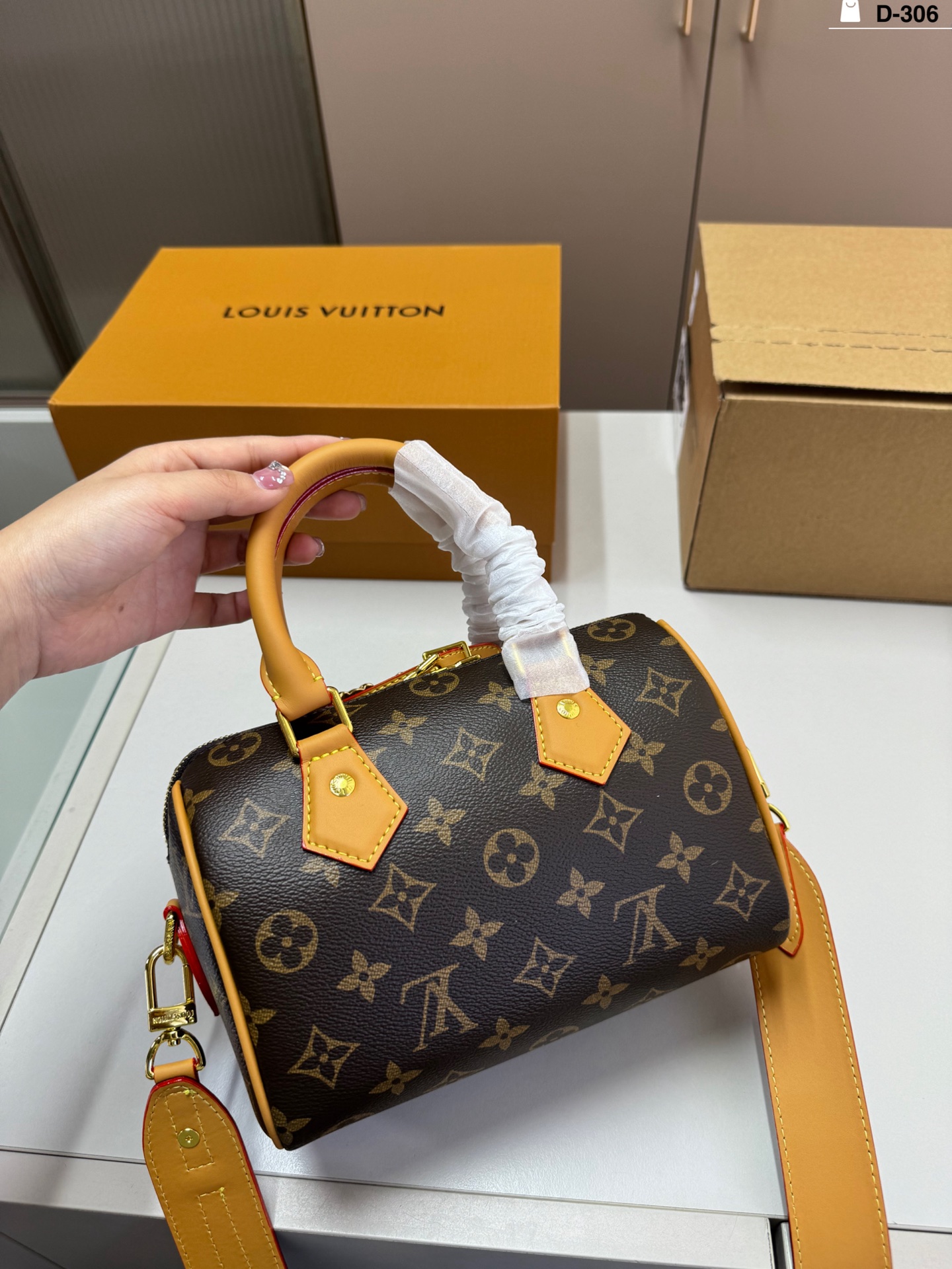 💰p160 D-306尺寸28×14折叠盒飞机盒 LV NanoSpeedy 圣诞限定Nano Speedy, Vivienne卡通形象超可爱! 日常出街或节日氛围感满分尺寸小巧 是LV圣诞限定系列热门款,收藏or送礼都超合适