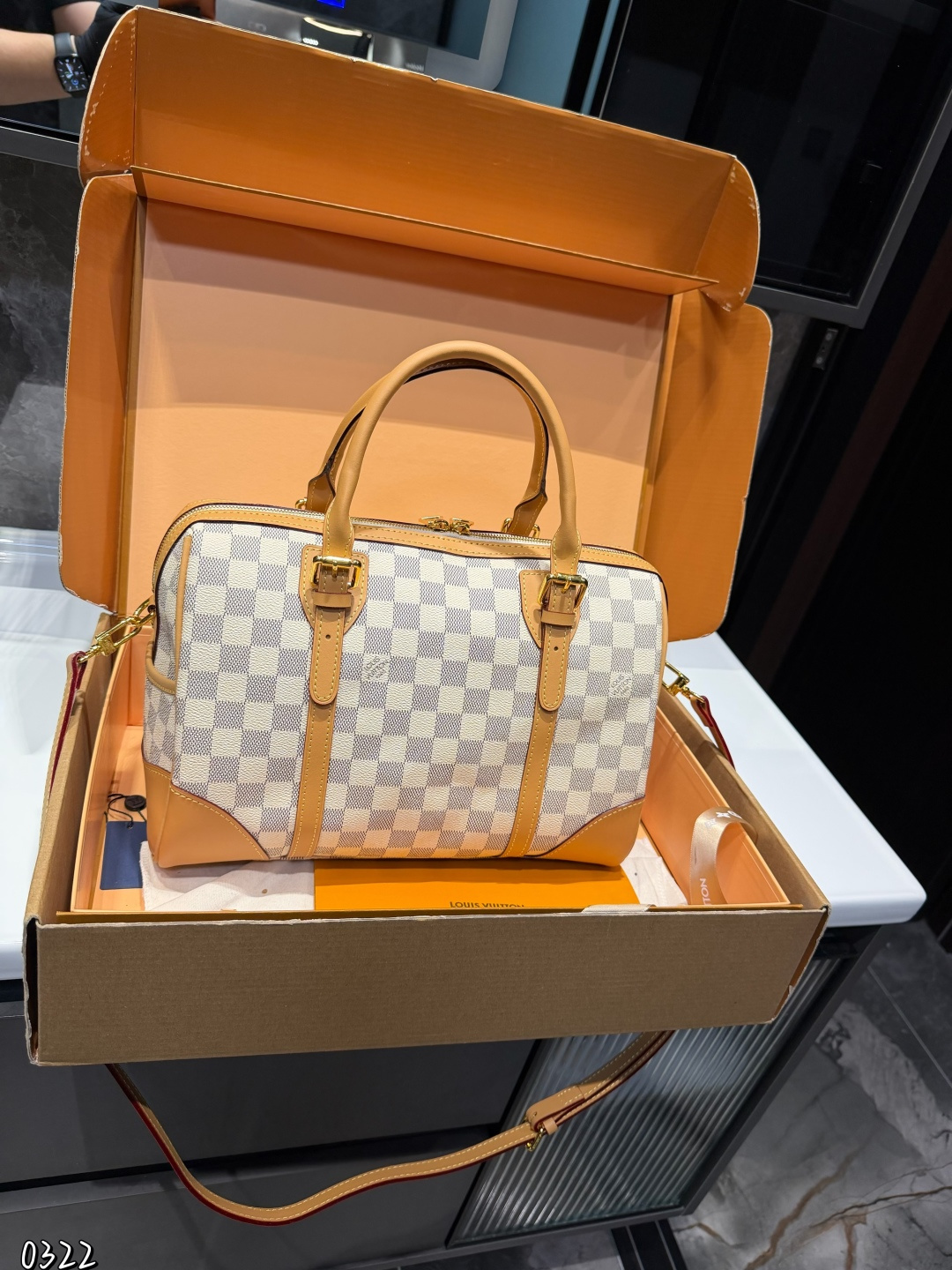 ❤️P200（礼盒包装）❤️ LV枕头包 日常最推荐 手提/斜挎/单肩更舒服 尺寸32 21cm