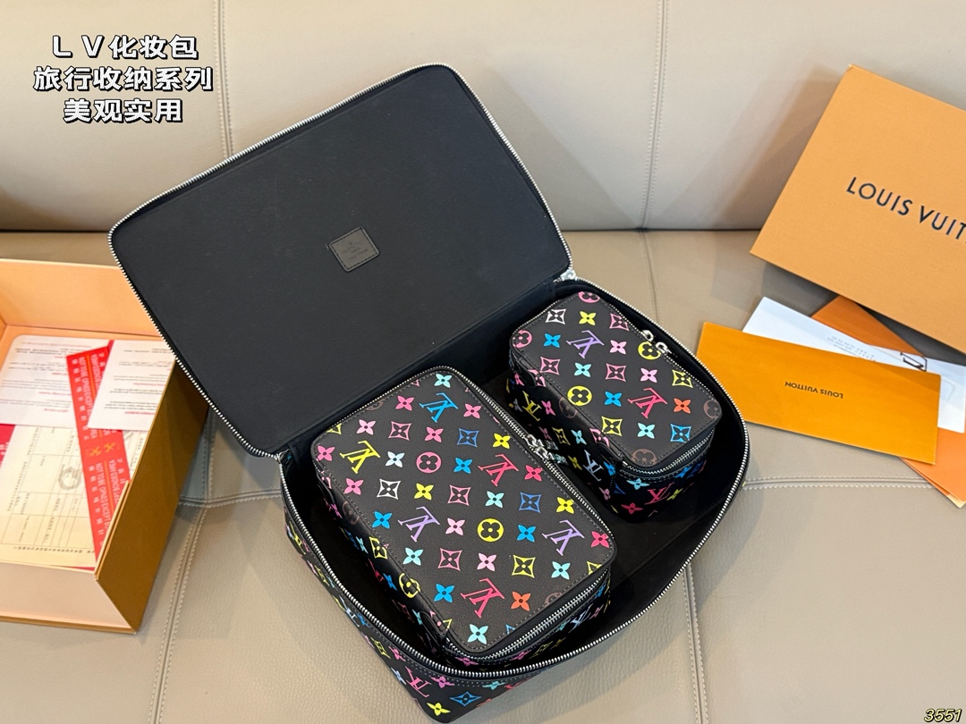 ¥130/¥120/¥110 LV 化妆包 LV旅行收纳系列 实用 真的很美很喜欢!实用、美观、耐造、出去旅游看了心情也会好好 尺寸:34 22 8/23 14 8/17 10 8