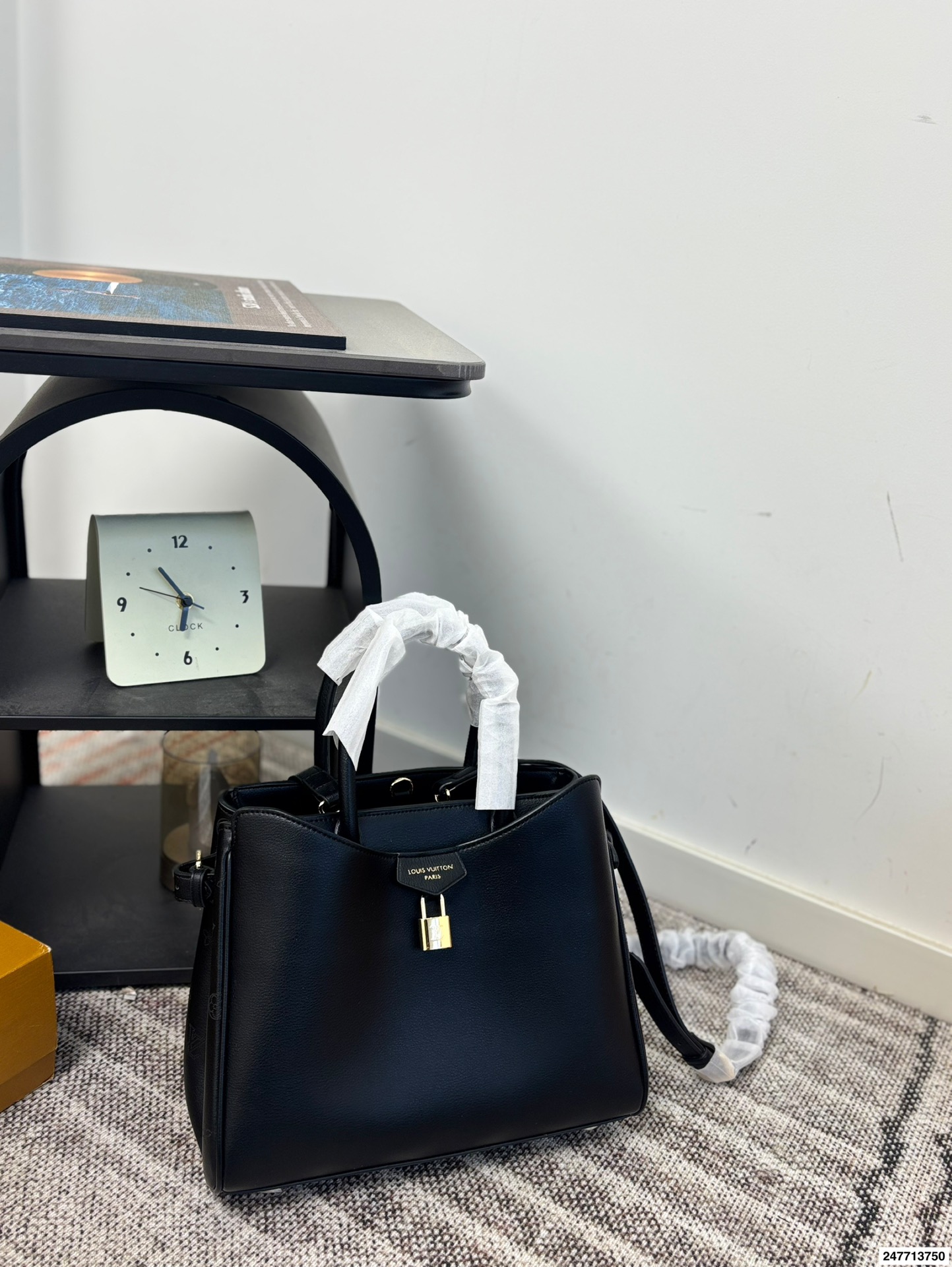 P190 新款LV托特包,这个包也巨美呀!我真的太喜欢这种风格了~ 超可爱一眼心动 包包容量很大 满足日常,都可以同时容纳的 ,万能百搭 不同风格都可以hold住 风衣搭配巨好看! 【尺寸】大35.25 小30.20