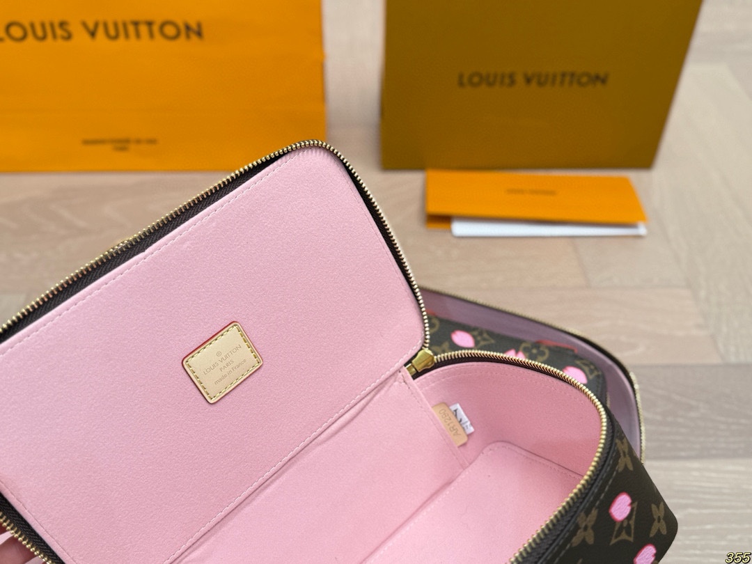 &yen;135/&yen;125/&yen;115 LV 化妆包 LV旅行收纳系列 实用 真的很美很喜欢！实用、美观、耐造、出去旅游看了心情也会好好 尺寸：34 22 8/23 14 8/17 10 8