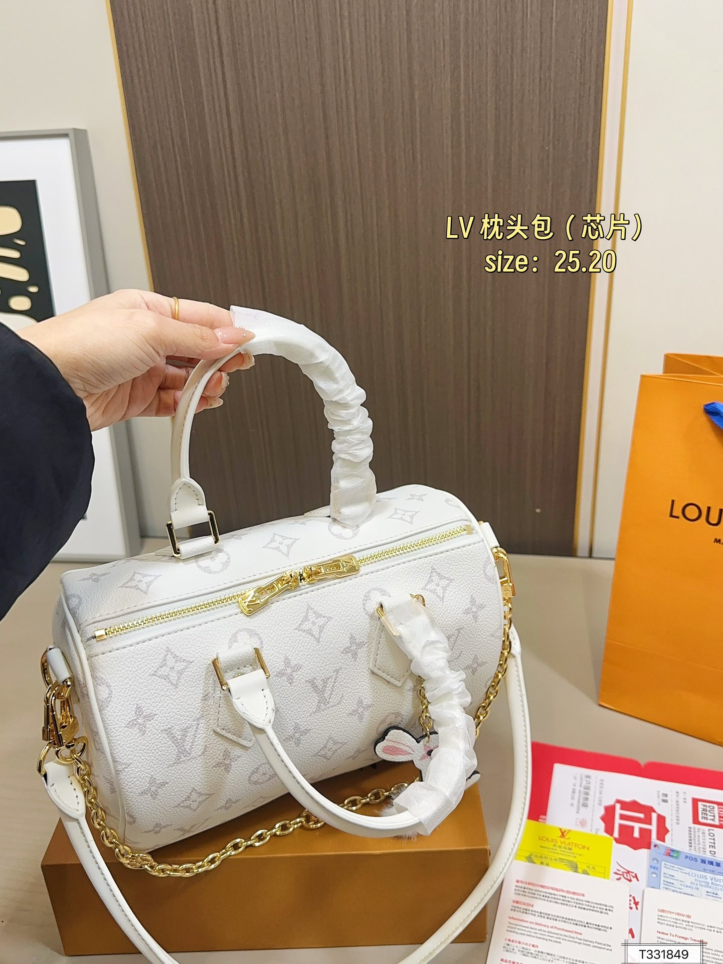 💰165 折叠盒 芯片 LV Speedy Soft 25枕头包 手袋以瞩目风姿成就旅途良伴。充裕构型内设拉链口袋,可妥善保管护照和其他重要物品。名牌诉说工致细节,Toron手柄再添新颖一笔 尺寸25.20