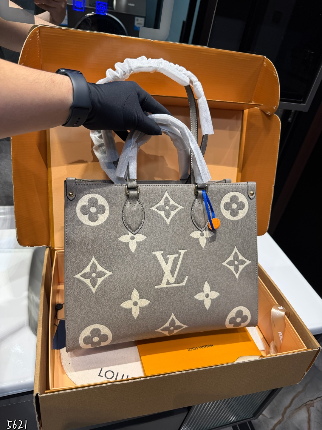 ❤️p195（折叠礼盒）❤️ LV Onthego 35cm 压字 丛林包时尚托特包 大象灰Lv A/B面喷绘 onthego妈咪袋 性价比之王这是一款超赞的包型，灵感来自于恶搞Lv的街头品牌，曾经的曾经，Louis VI litton永远不会走下神坛，非常值得入的一季，超大购物袋，不容易变形 而且大Logo的设计超级好看。除了手拎以外，还非常贴心的加了中长的肩挎的肩带，可以说是非常赞了，秒杀市场一切低端货上身真的很有气质！尺寸35cm