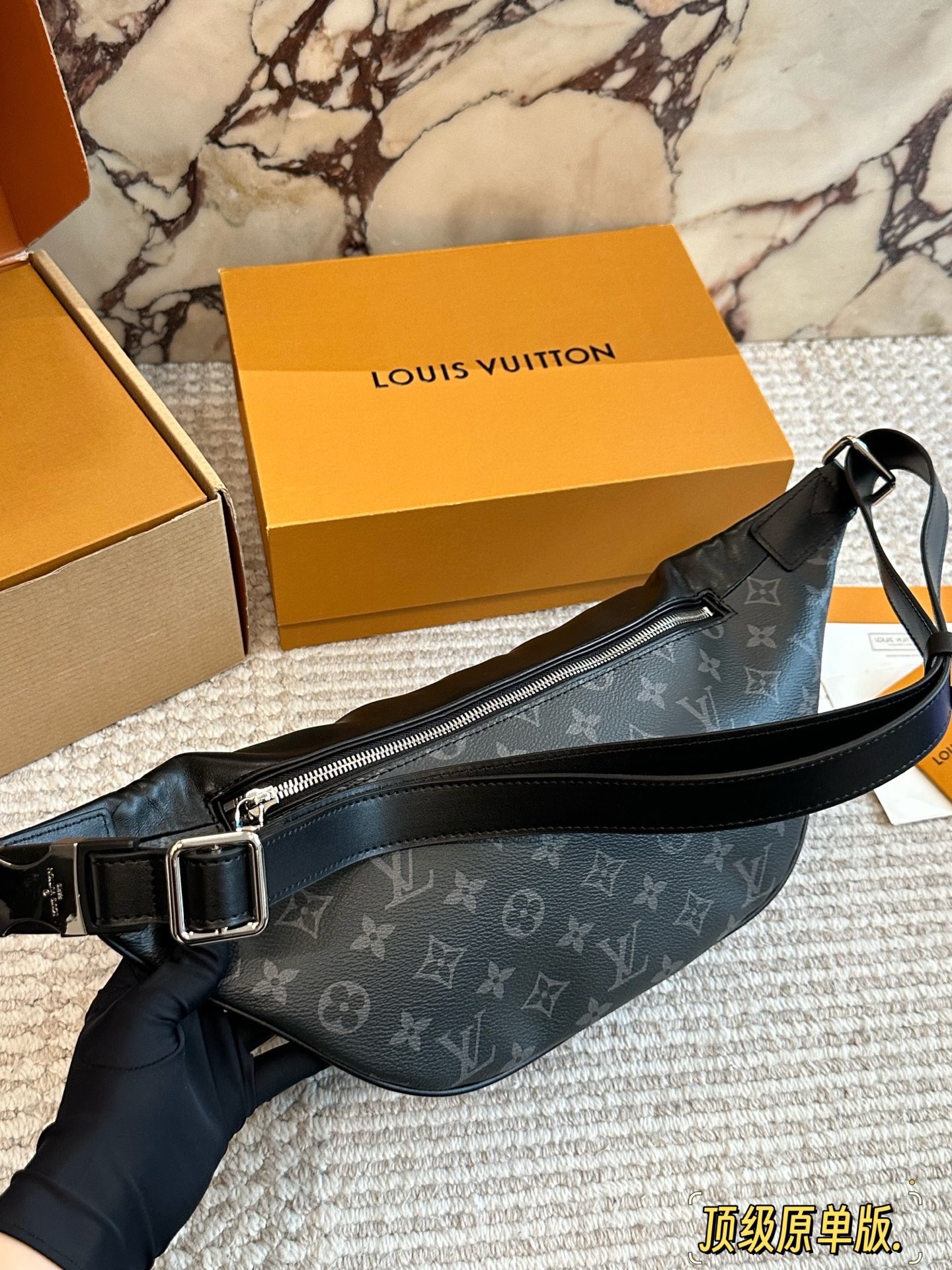 p175 原版牛皮 Lv胸包送男朋友专属酷酷酷! 此款Discovery腰包由Monogram Eclipse帆布制成,兼具休闲时尚气质与现代功能性。造型符合人体工学原理，并配有可调节的包带，既可环于腰间，也可肩背或随性地挂在胸前。正面和背面配有拉链口袋，方便存取 手机、卡片和钥匙。47.0 x 20.0 x 9.0 cm