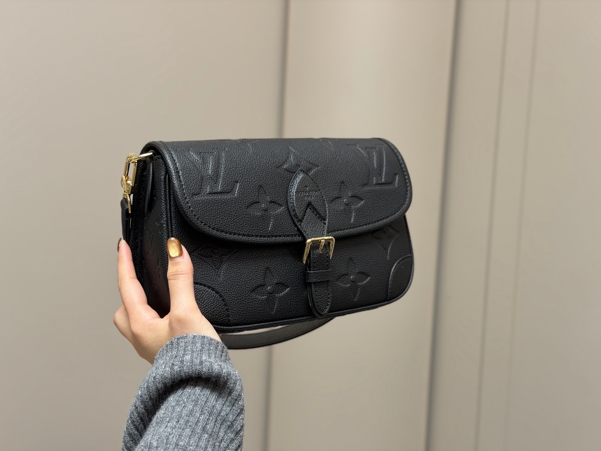 &yen;190 配折叠盒 !Lv法棍包穿搭也太好看了吧 双肩带的配置复古的气质 带着时尚感搭配起来 毫不违和并且肩带可以分开使用四舍五入等于两个包包hhh并且这款融合了| 尺寸:25.16cm