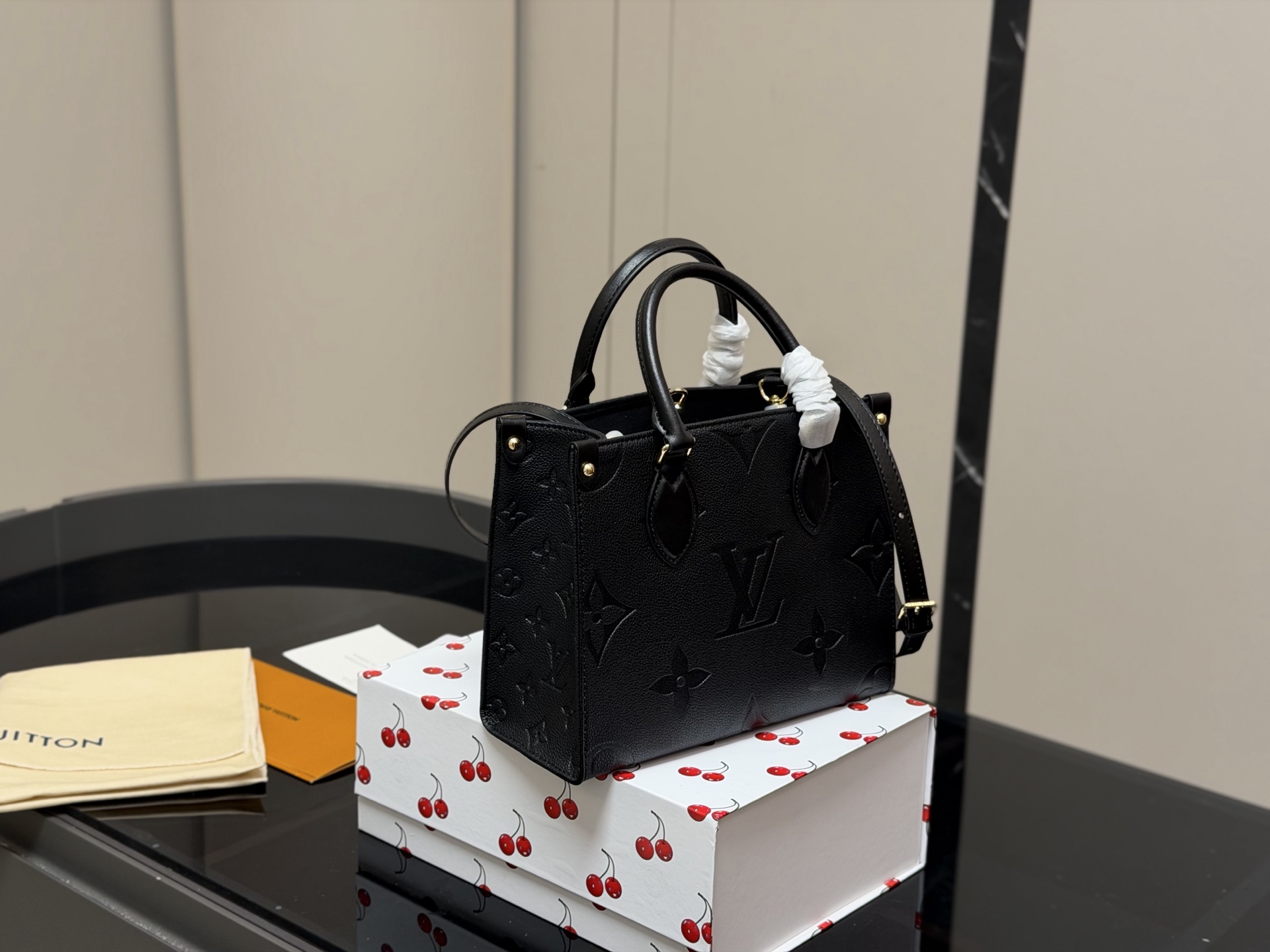 &yen;190 折叠盒 size：25.20cm LV onthego牛皮购物袋✔️ 有隐藏的背带设计， 可单肩～可手提 搜索🔍 LV onthego丛林购物袋