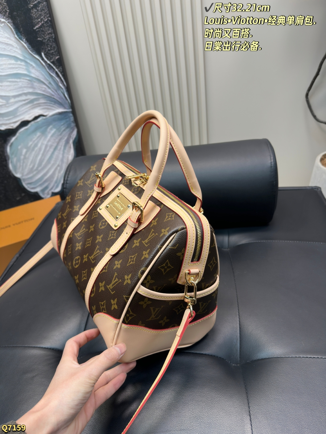 💰205配折叠盒 尺寸32.21cm Louis&bull;Viotton&bull;经典单肩包. 时尚又百搭.日棠出行必备. 最热门旅行袋！每个明星网红人手一个的节奏！特点是容量巨大！材质也是今年大热的流行元素 简洁的设计可以搭配任何颜色的服装造型！关键实用性极好！无敌性价比超高！