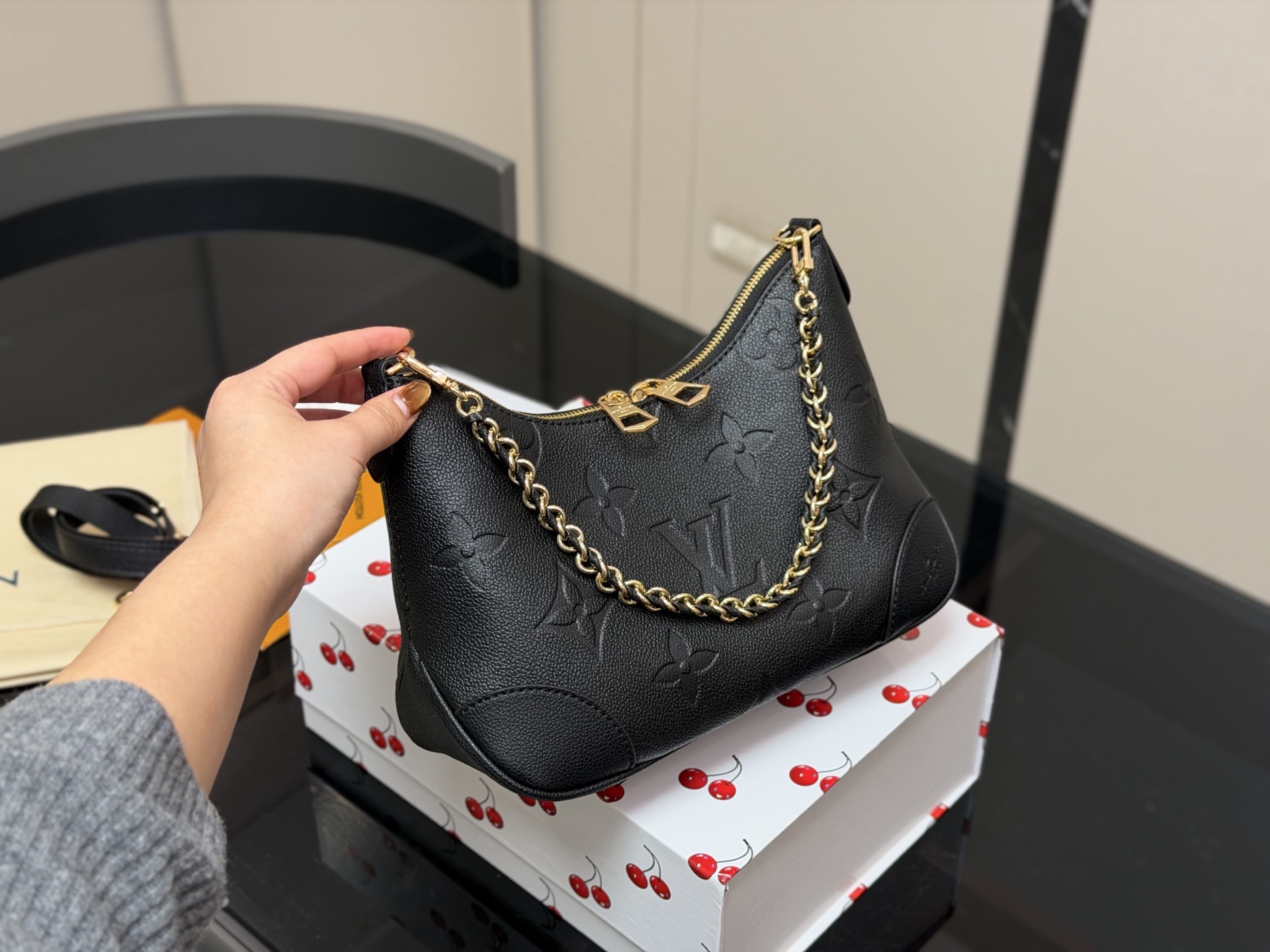 &yen;170 配折叠盒 size：29*16cm Lv 最新款牛角包 原版五金！ 定制版直接采用小牛皮 Vintage 经典单肩包 配置肩带➕链条 单肩斜挎都无敌好看百搭！