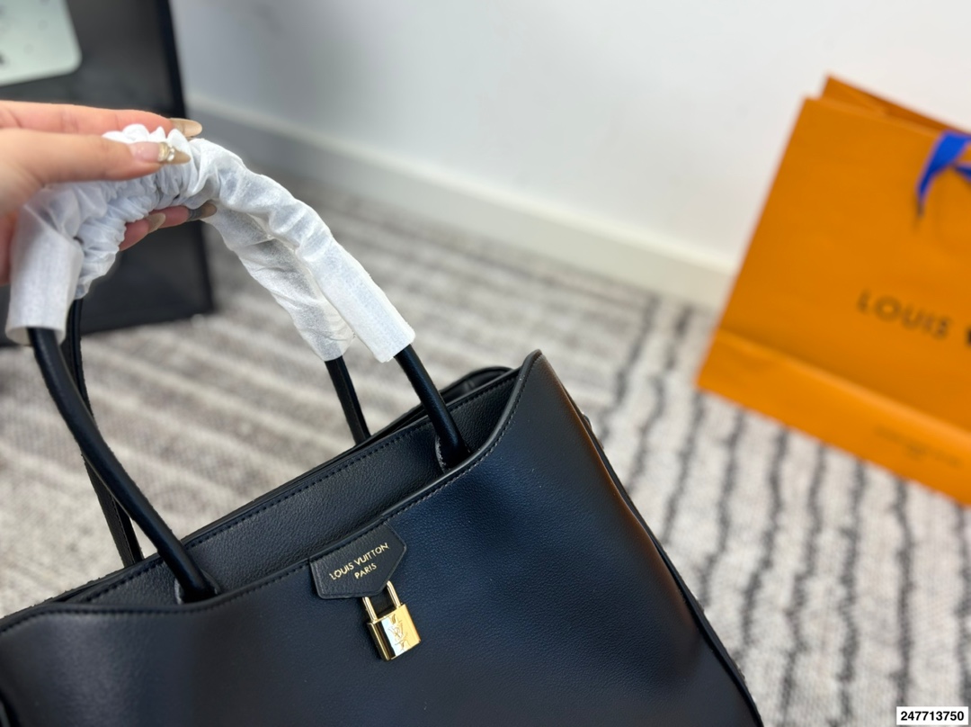 P190 新款LV托特包,这个包也巨美呀!我真的太喜欢这种风格了~ 超可爱一眼心动 包包容量很大 满足日常,都可以同时容纳的 ,万能百搭 不同风格都可以hold住 风衣搭配巨好看! 【尺寸】大35.25 小30.20