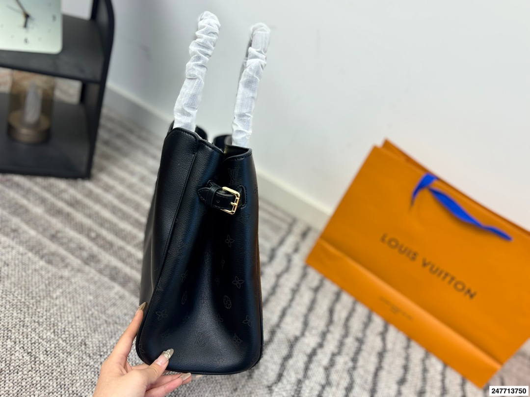 P190 新款LV托特包,这个包也巨美呀!我真的太喜欢这种风格了~ 超可爱一眼心动 包包容量很大 满足日常,都可以同时容纳的 ,万能百搭 不同风格都可以hold住 风衣搭配巨好看! 【尺寸】大35.25 小30.20