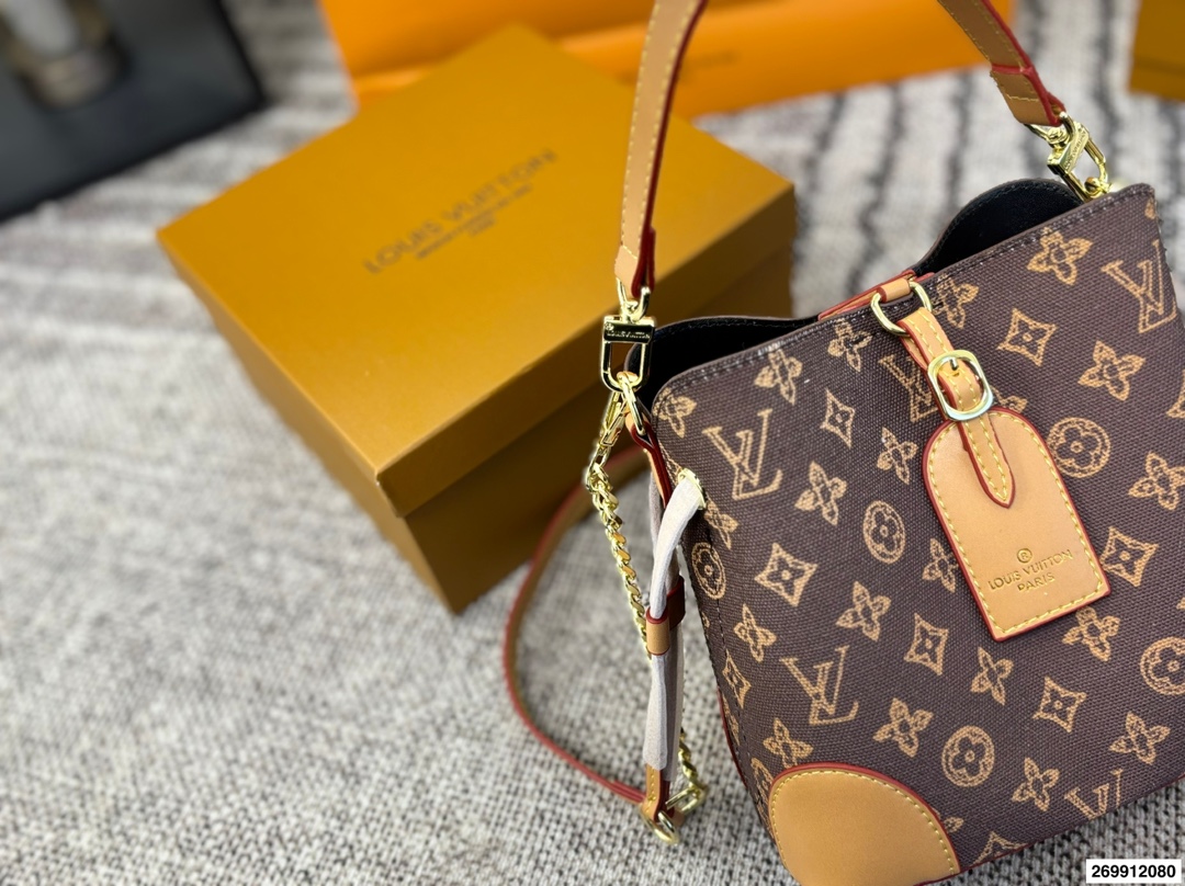 p120 礼盒包装🎁 LV/路易威登 中古水桶包让包包变得焕然一新😍😍新品手包 颜色特别好看 原版五金logo +配可拆卸宽肩带 一包多用 超级实用 超级推荐 大容量 品质超赞 尺寸21.20