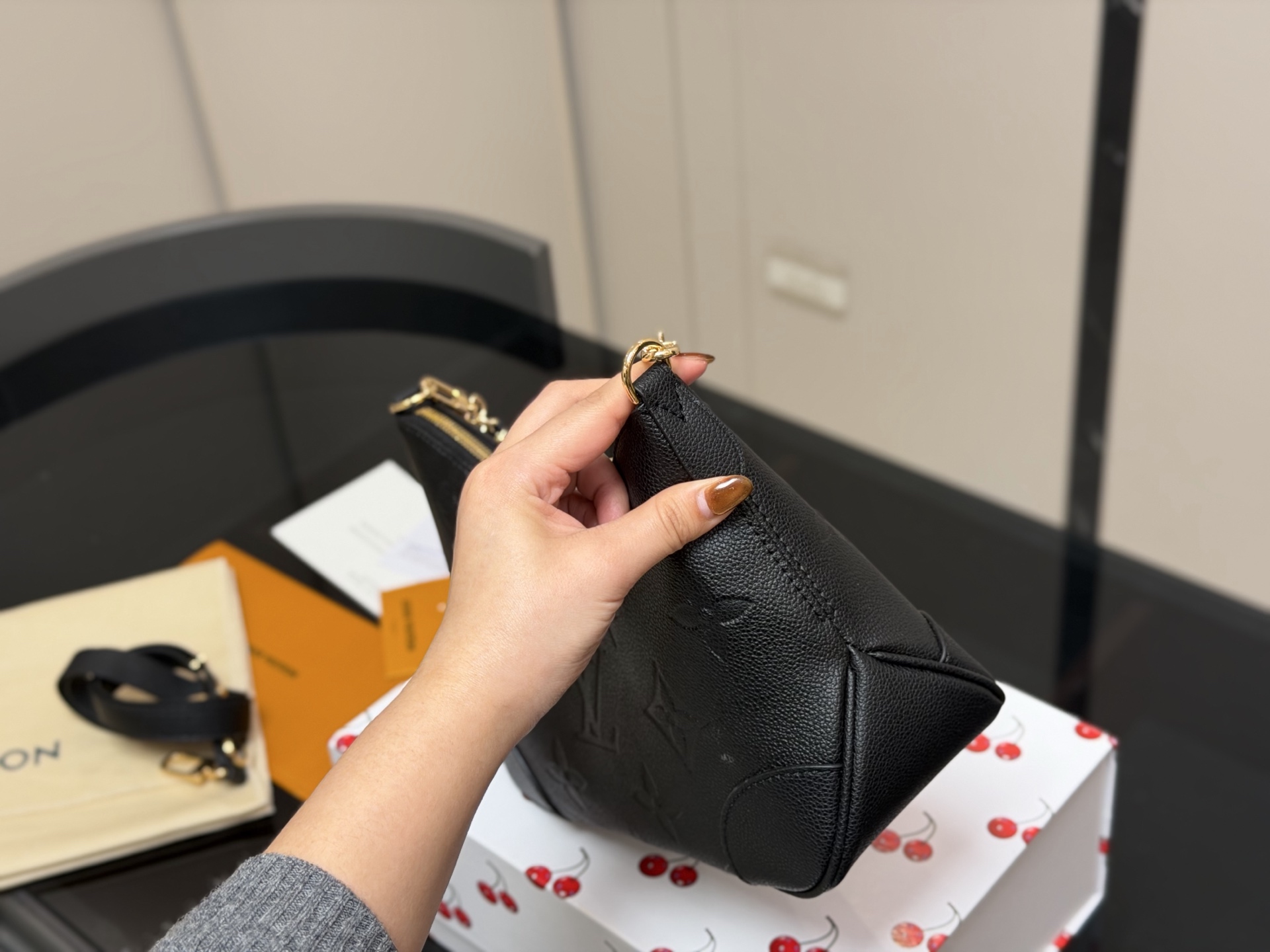 &yen;170 配折叠盒 size：29*16cm Lv 最新款牛角包 原版五金！ 定制版直接采用小牛皮 Vintage 经典单肩包 配置肩带➕链条 单肩斜挎都无敌好看百搭！