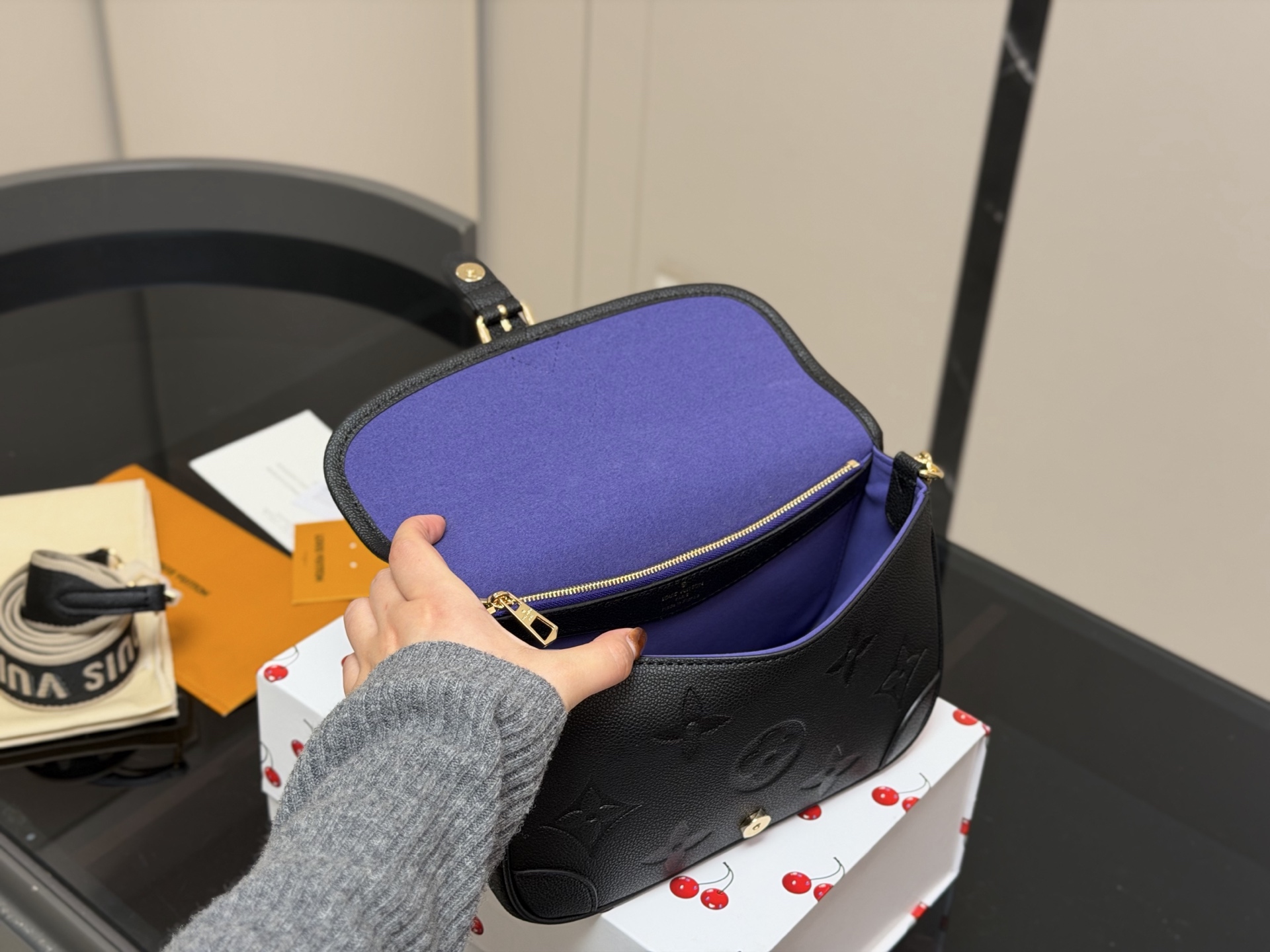 &yen;190 配折叠盒 !Lv法棍包穿搭也太好看了吧 双肩带的配置复古的气质 带着时尚感搭配起来 毫不违和并且肩带可以分开使用四舍五入等于两个包包hhh并且这款融合了| 尺寸:25.16cm