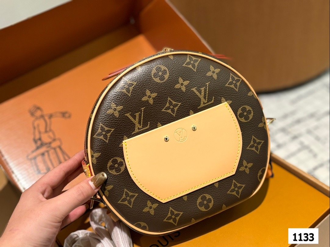 P185 配盒子 size:22*19cm L家 圆饼包真的是太香了 这款圆饼是柔软的 它的容量超级大 刘亦菲把我们的审美拉回来了啦! 非市场通货欢迎对比 🔍 Lv 圆饼包