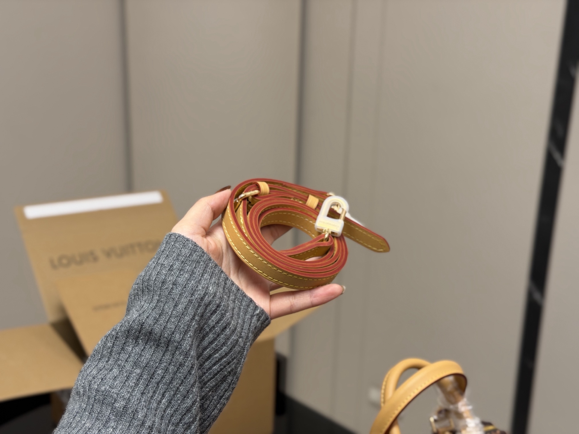 &yen;225 配折叠盒飞机盒 LV铆钉枕头包 简单百搭 颜值高 日常出街首选 潮酷时尚女孩必入款 尺寸:20.14cm