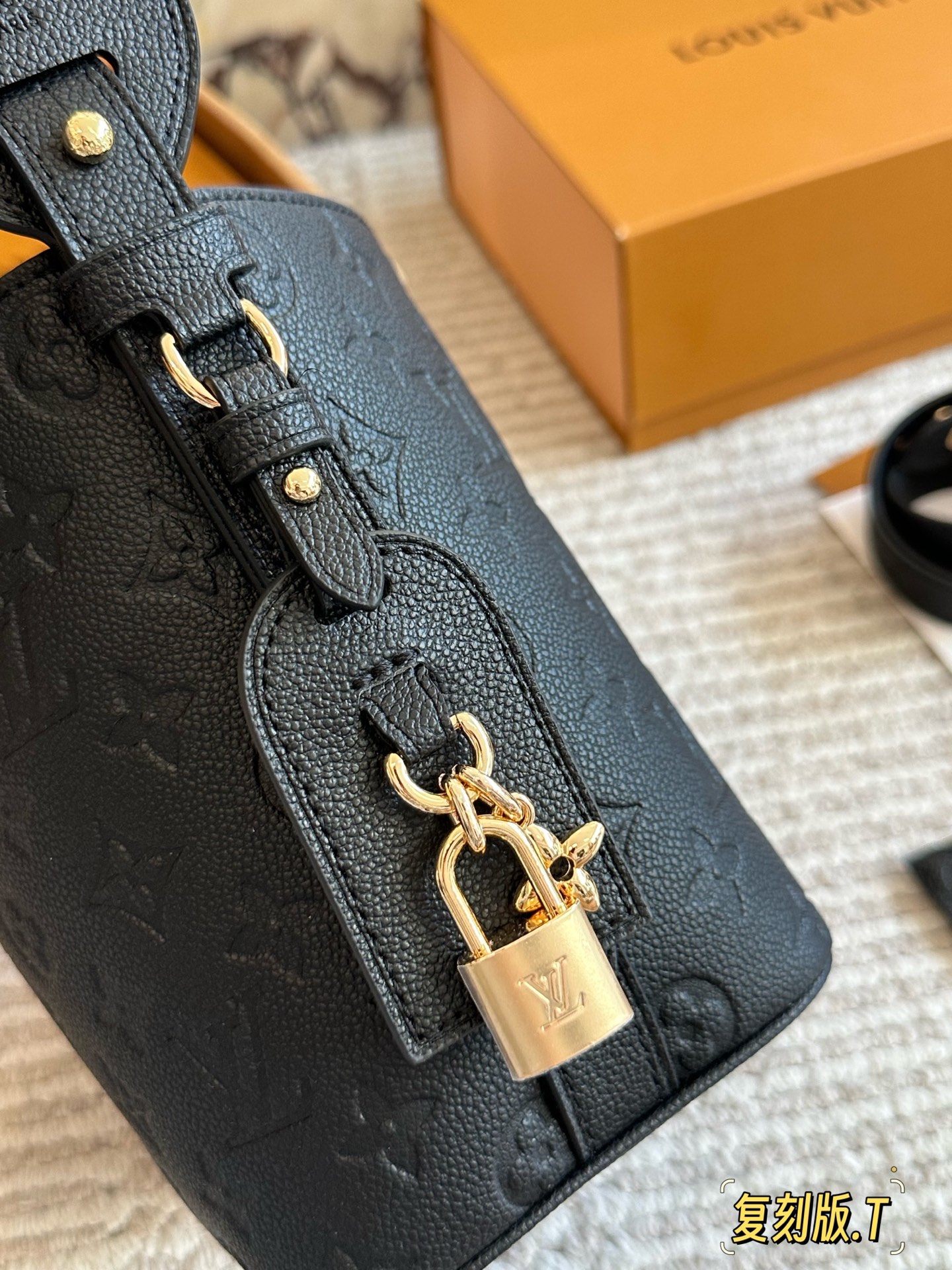 💰210 配盒 size:18*16cm ALL IN BB重磅来袭新色| 这谁看了不迷糊呀! 没想到越看越喜欢 有两幅面孔 L家 AII IN BB25ss 水桶包