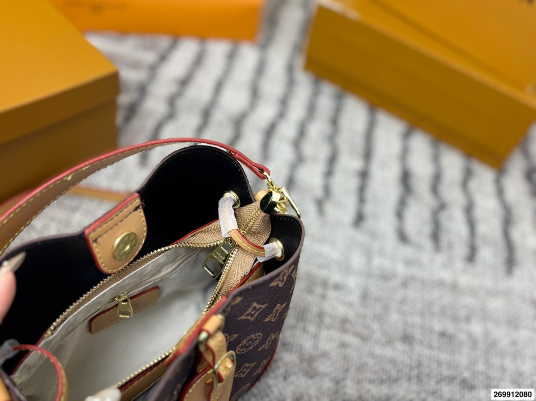 p120 礼盒包装🎁 LV/路易威登 中古水桶包让包包变得焕然一新😍😍新品手包 颜色特别好看 原版五金logo +配可拆卸宽肩带 一包多用 超级实用 超级推荐 大容量 品质超赞 尺寸21.20