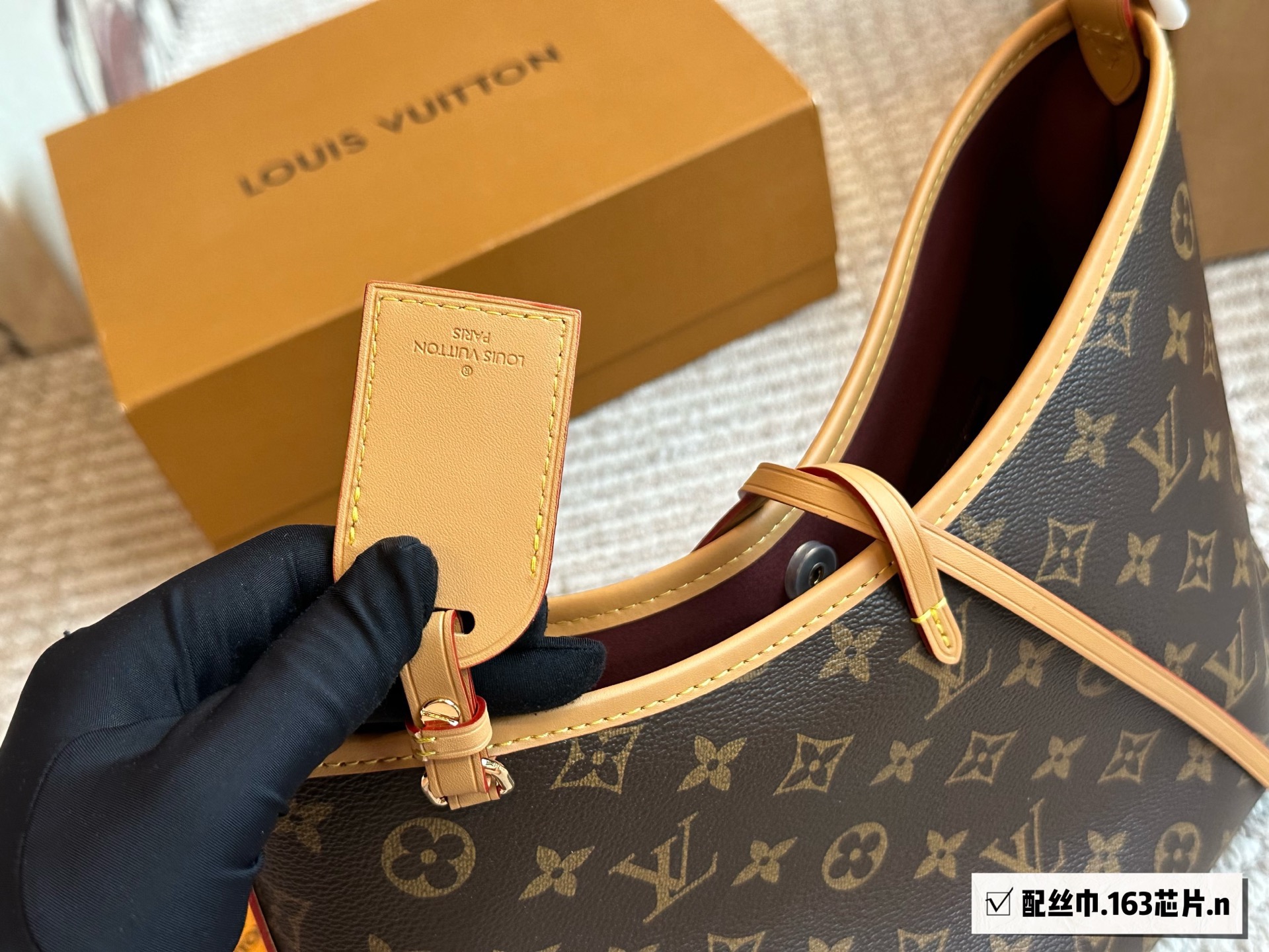 芯片版¥220 路易威登Lv Carryall新款通勤包颜值实用 #路易威登Lv #路易威登#Iv #路易威登louisvuitton#路易威登carryall #Carryall |v7月新款,可斜挎、单肩。容量保证,敞口磁铁吸内扣取放平板小电脑非常方便,设计比neverfull小巧、肩带够宽不那么勒;比graceful俏皮,上身完全;是驴家通勤包款颜值担当@30cm