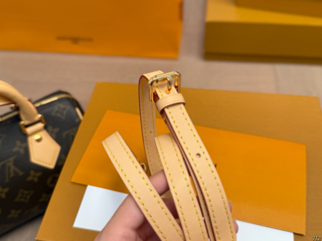 原版复刻&yen;215飞机盒 升级版全钢五金 专柜同步163变码芯片 L家 speedy20 超喜欢这个size！ 平时无论什么衣服 不用犹豫！ 随便搭！搜索🔍 Lv speed20 尺寸：20 14